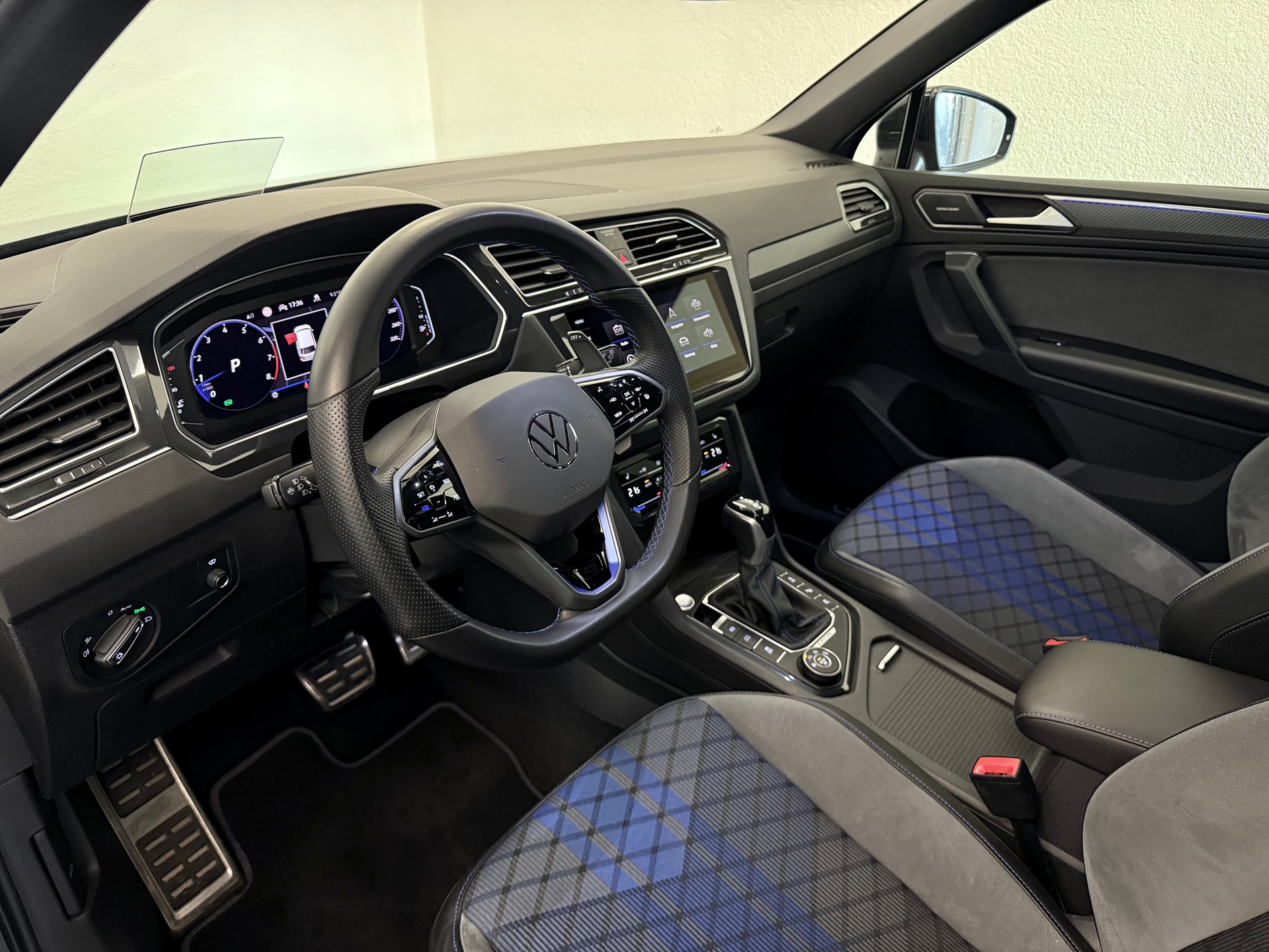 VW Tiguan 2.0TSI R 4Motion DSG-image-18