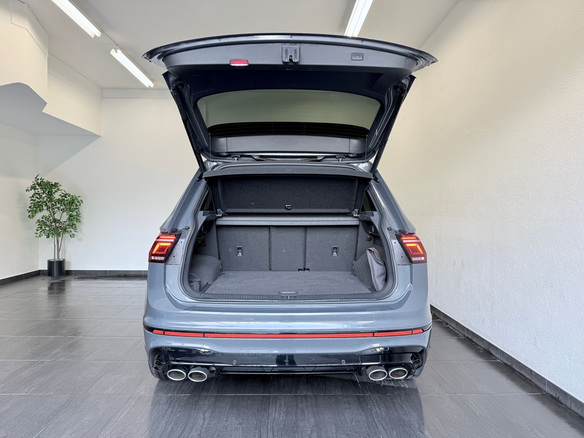 VW Tiguan 2.0TSI R 4Motion DSG-image-11
