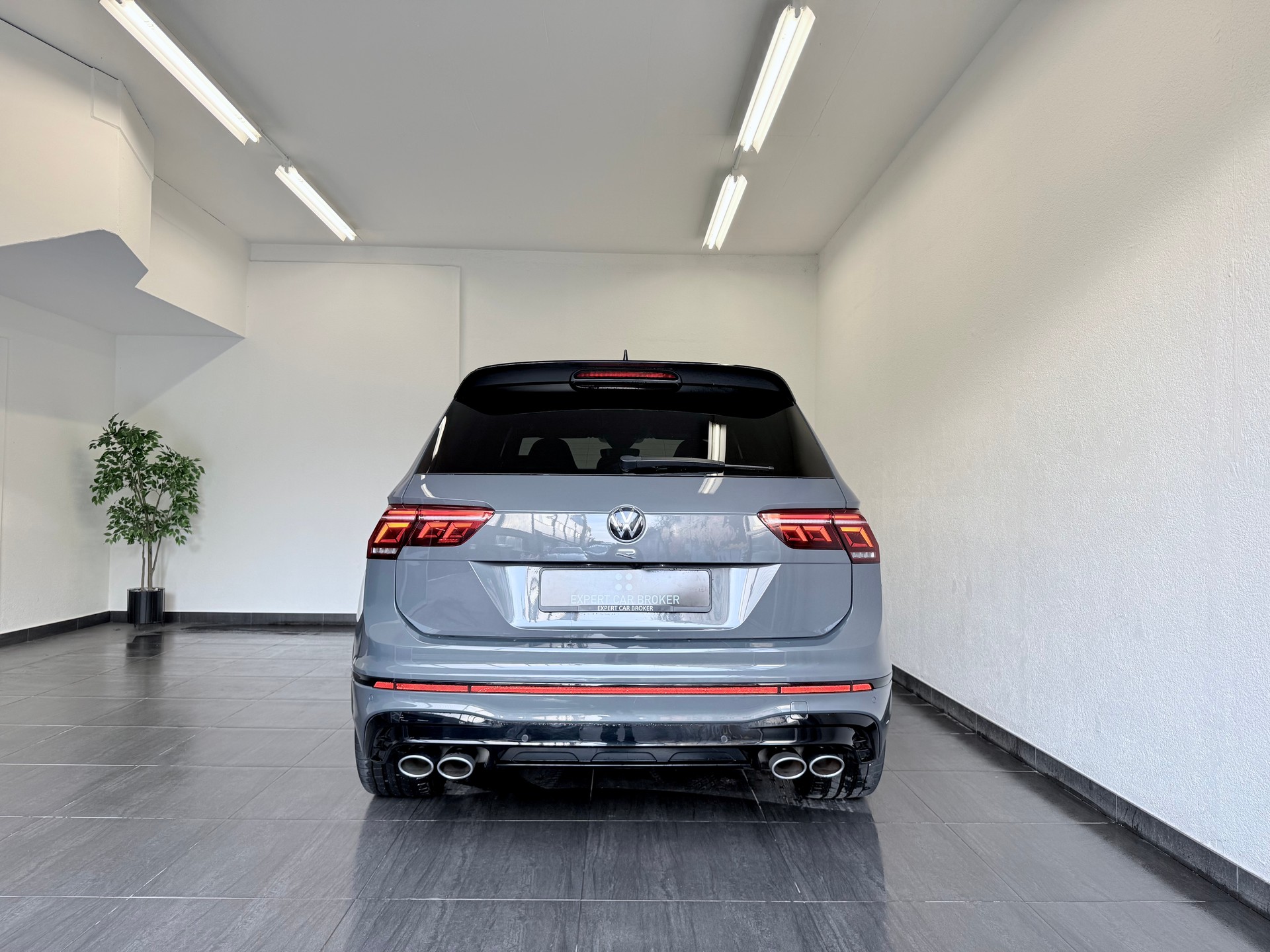 VW Tiguan 2.0TSI R 4Motion DSG-image-10