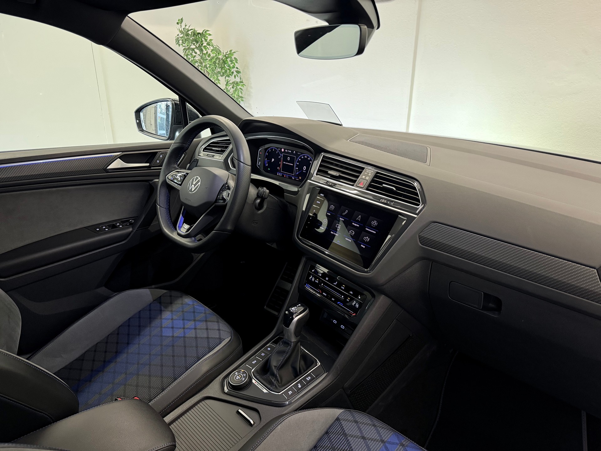 VW Tiguan 2.0TSI R 4Motion DSG-image-22