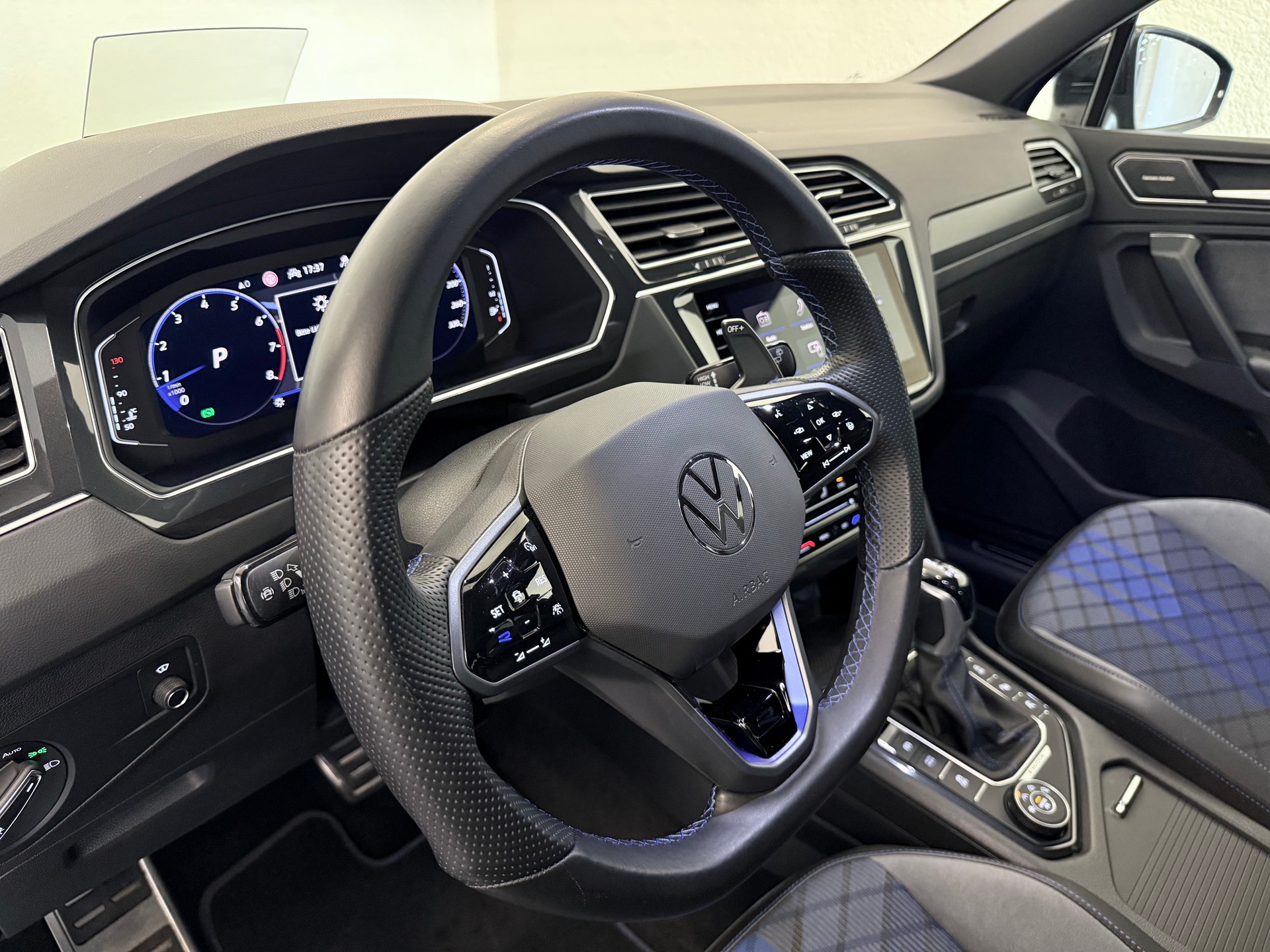 VW Tiguan 2.0TSI R 4Motion DSG-image-17