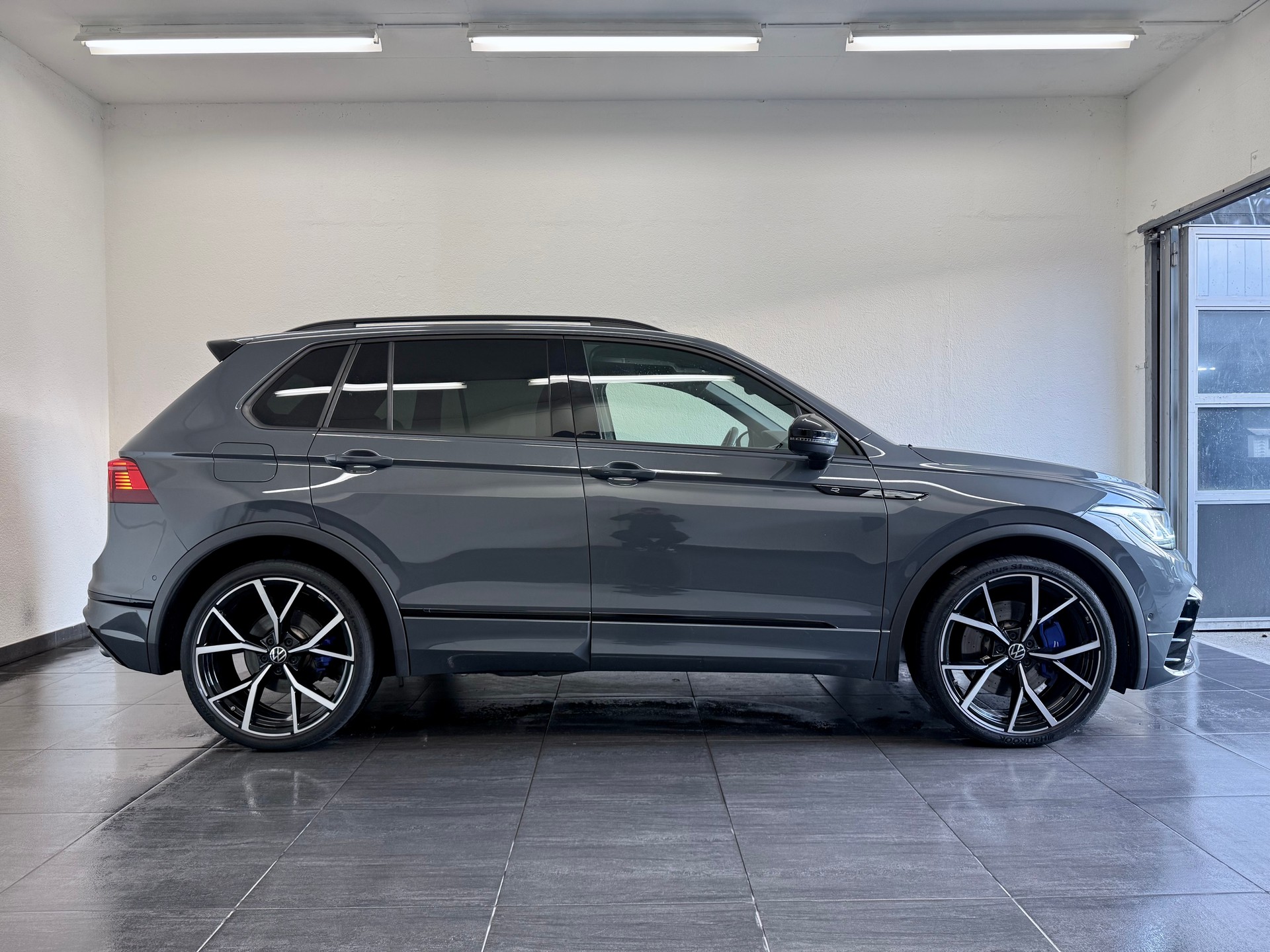 VW Tiguan 2.0TSI R 4Motion DSG-image-4