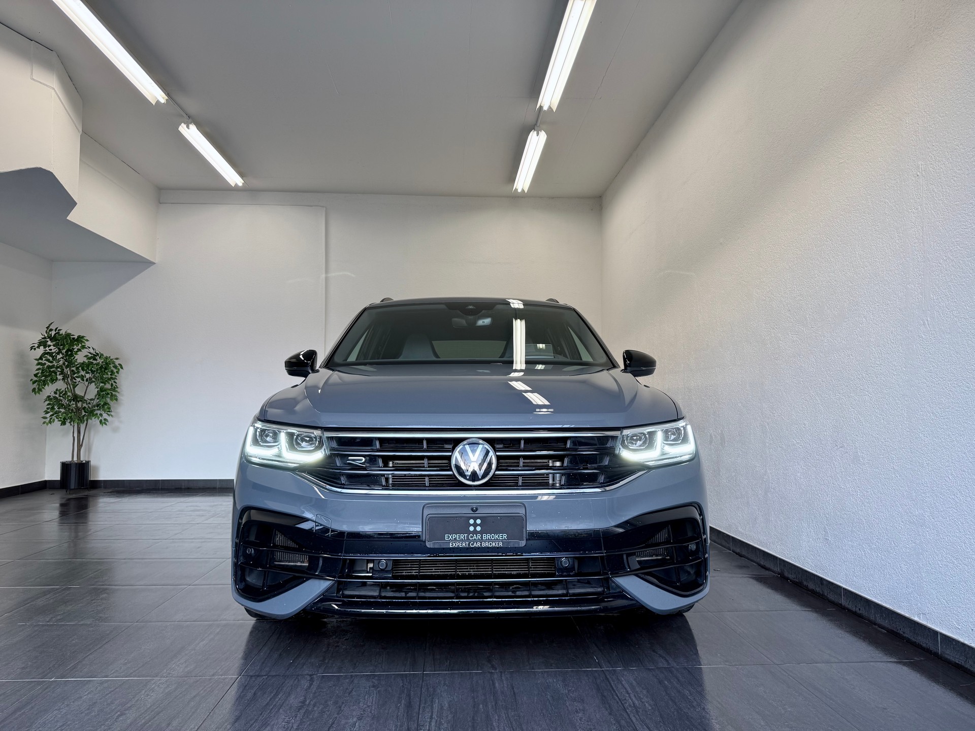 VW Tiguan 2.0TSI R 4Motion DSG-showroom-element-3