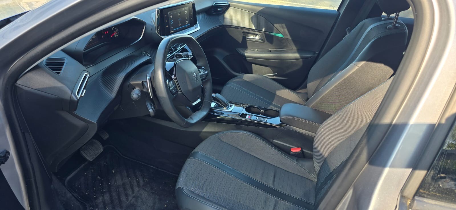 PEUGEOT 208 1.2 PureTech Allure-image-5