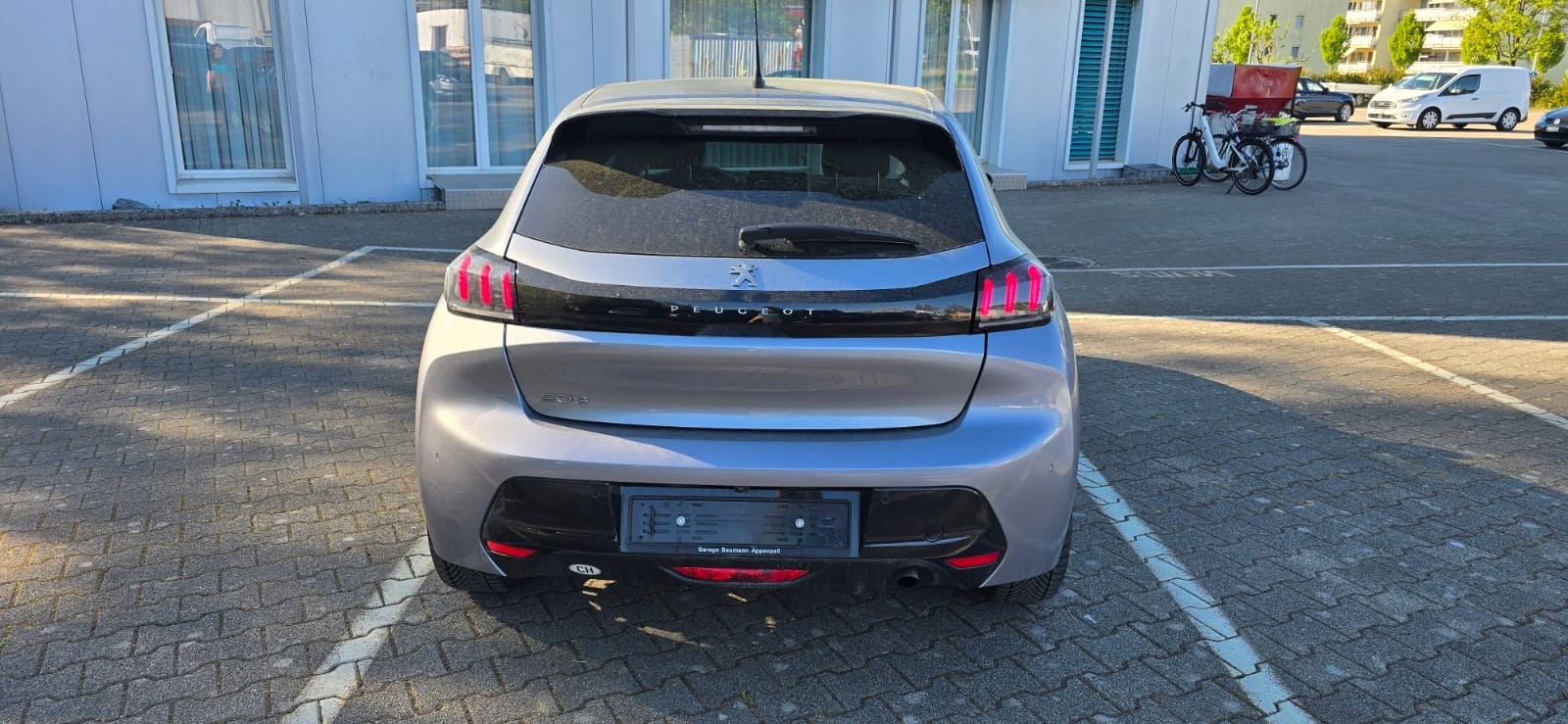PEUGEOT 208 1.2 PureTech Allure-image-10
