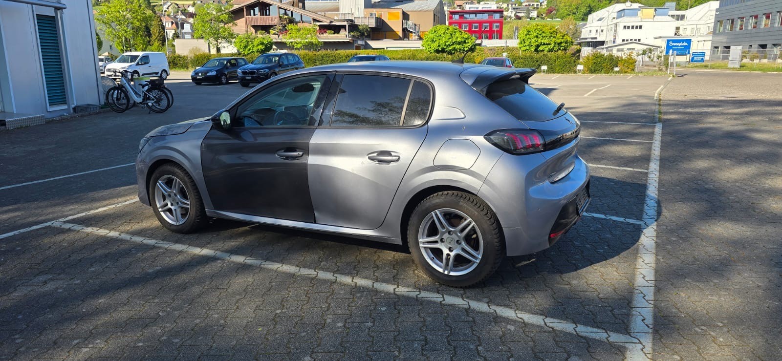 PEUGEOT 208 1.2 PureTech Allure-image-3