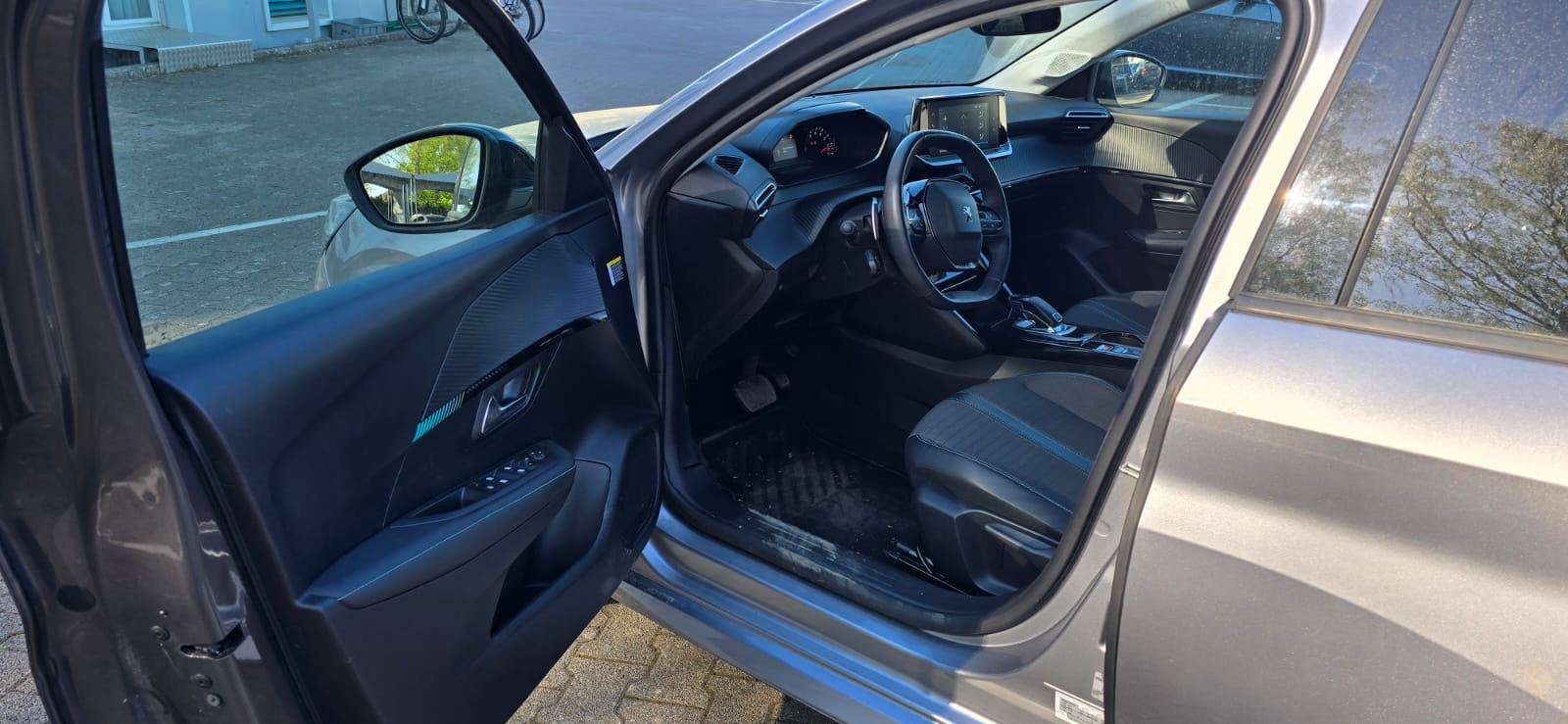 PEUGEOT 208 1.2 PureTech Allure-image-4