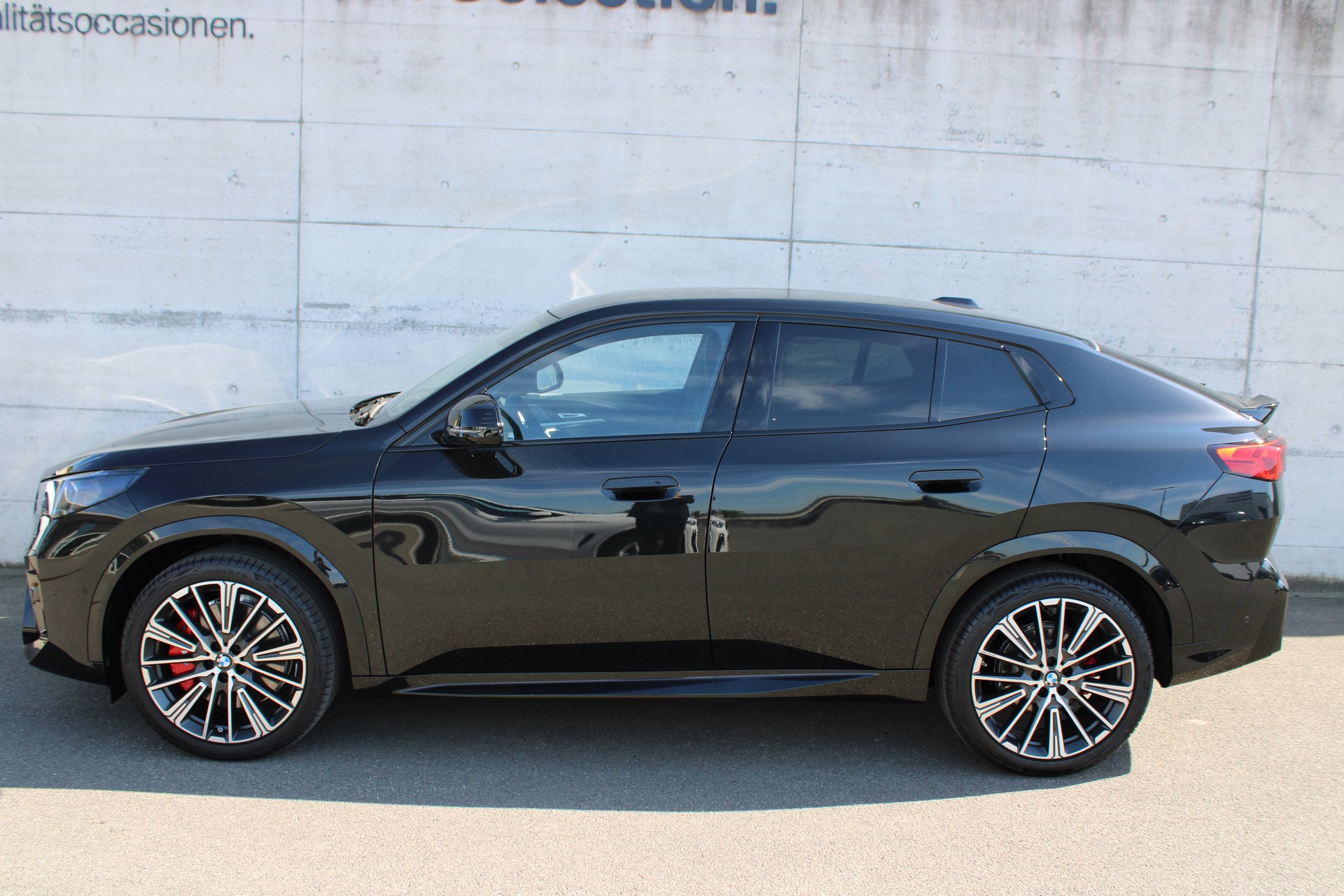 BMW iX2 xDrive 30 M Sport Pro-showroom-element-2