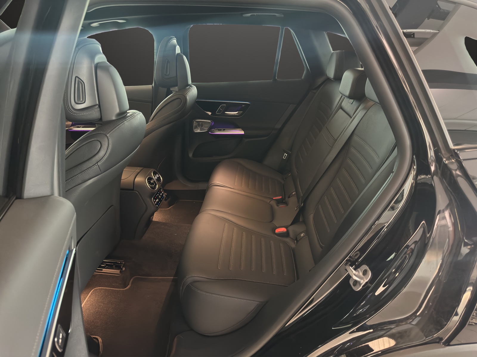MERCEDES-BENZ GLC 300 d 4M AMG Line-image-11