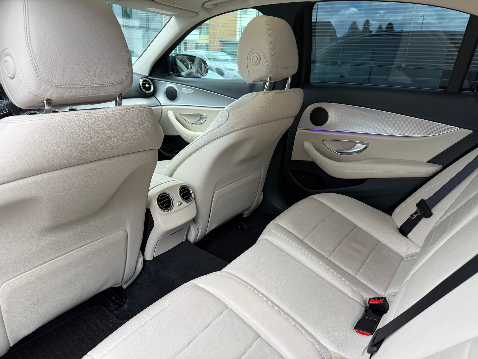 MERCEDES-BENZ E 400 AMG Line 4Matic 9G-Tronic-image-13