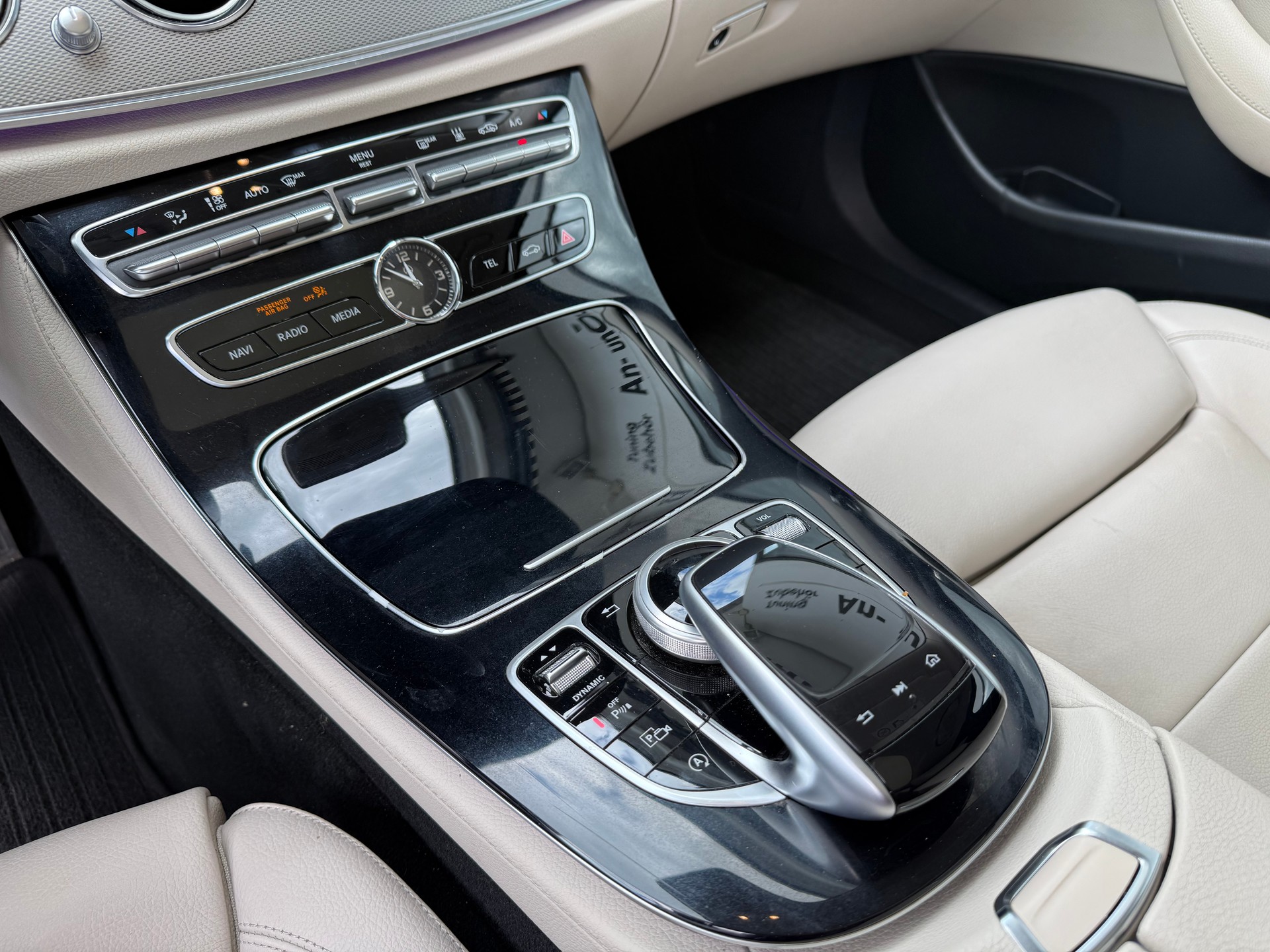 MERCEDES-BENZ E 400 AMG Line 4Matic 9G-Tronic-image-12