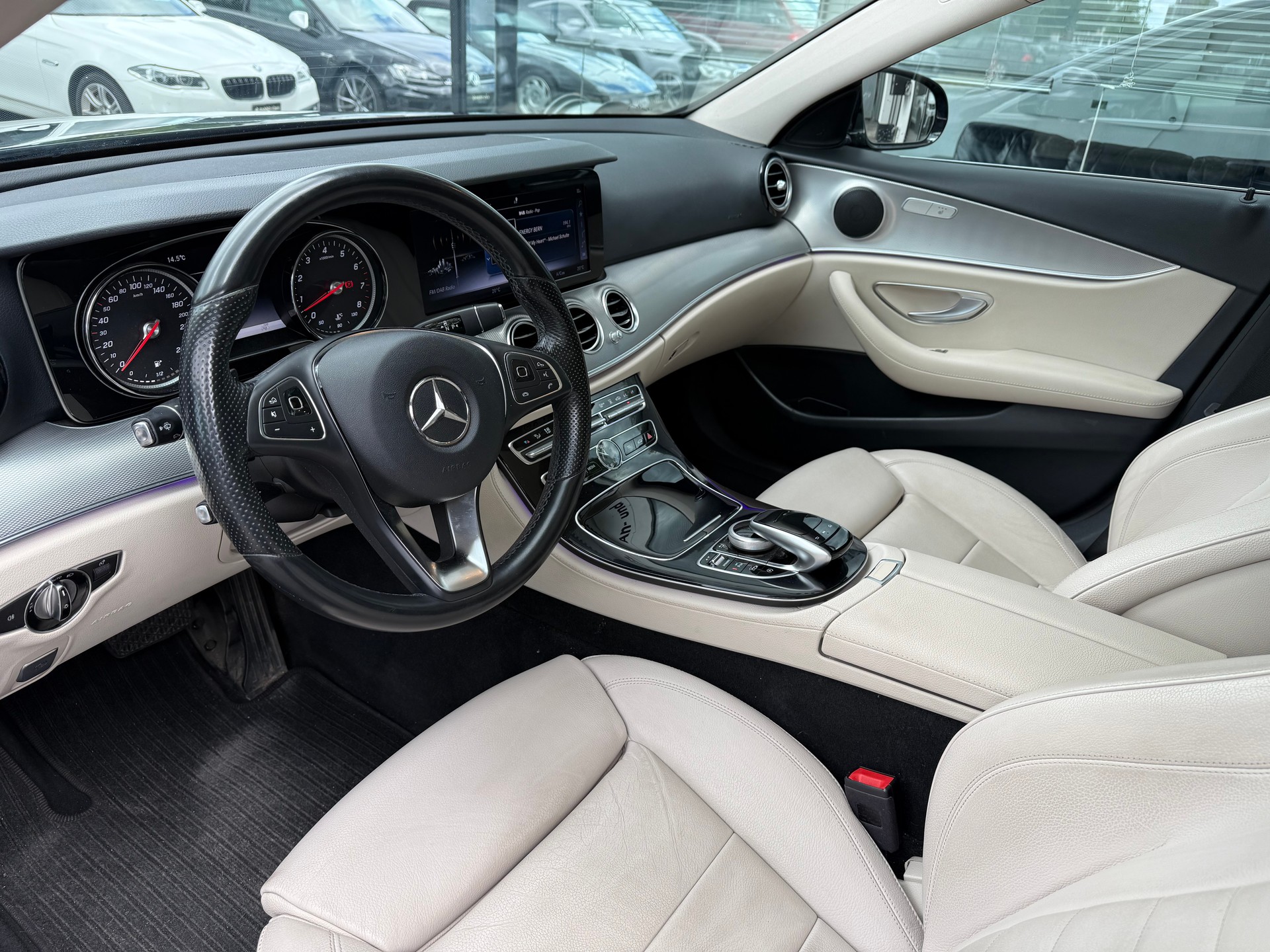 MERCEDES-BENZ E 400 AMG Line 4Matic 9G-Tronic-image-5