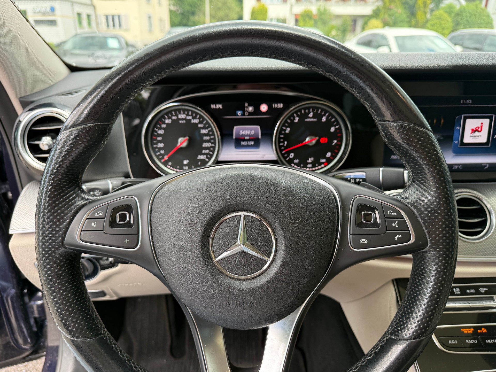 MERCEDES-BENZ E 400 AMG Line 4Matic 9G-Tronic-image-9