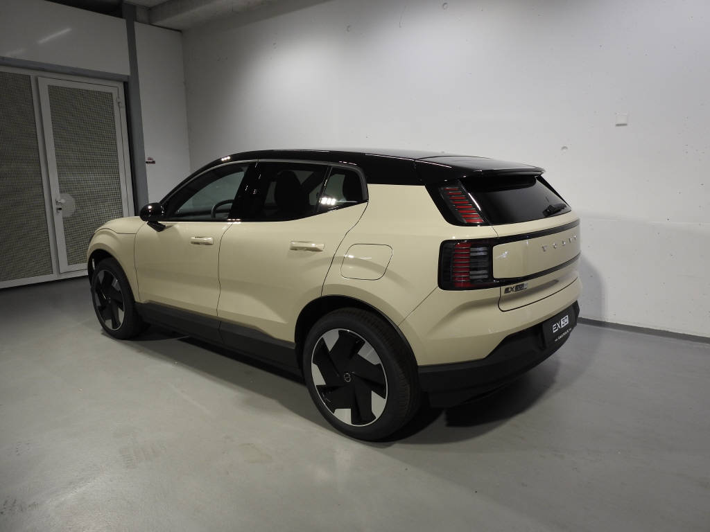 VOLVO EX 30 E60 Plus-showroom-element-3