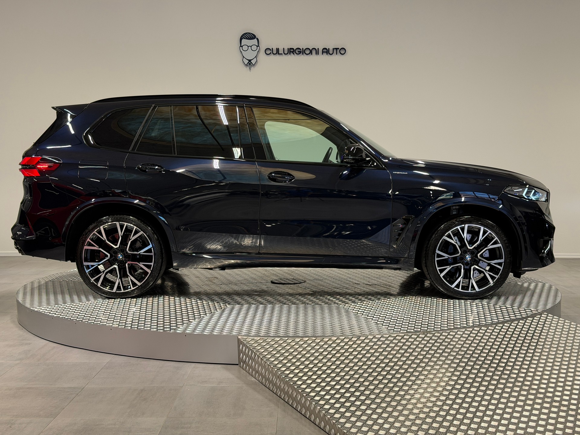 BMW Competition-showroom-element-3