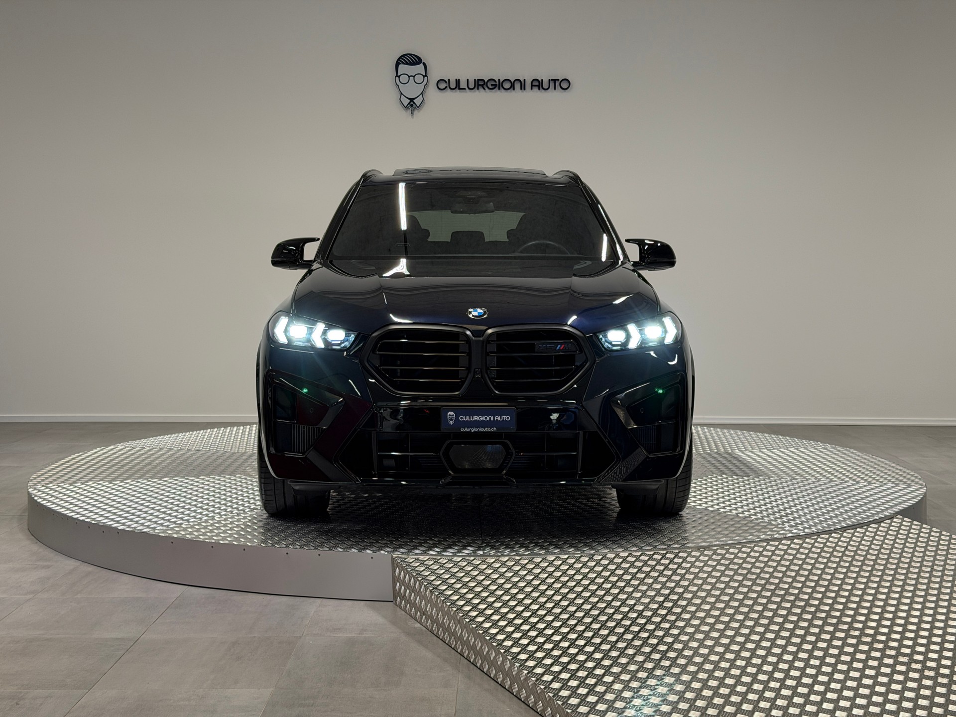 BMW Competition-showroom-element-1