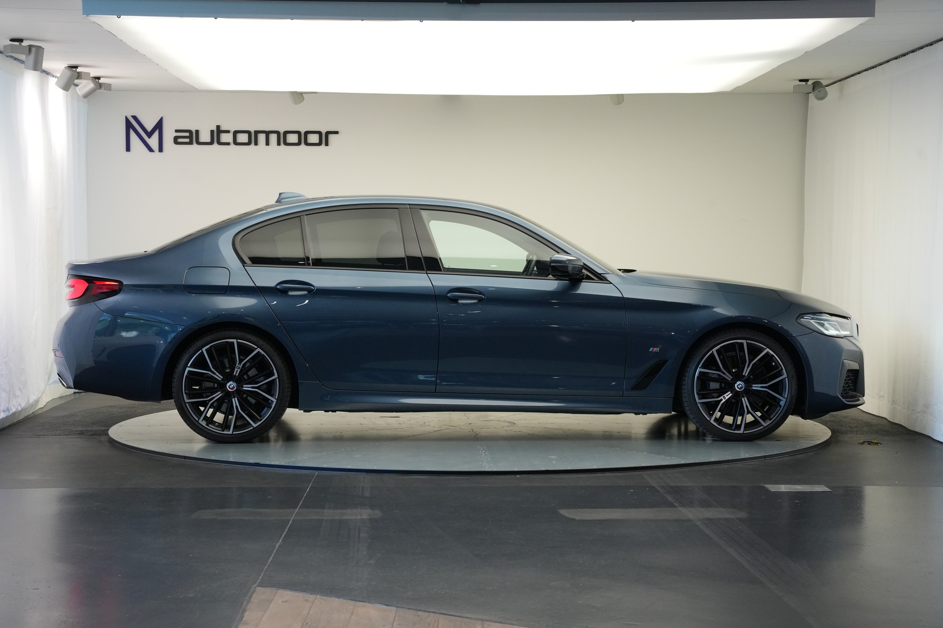 BMW 530i xDrive 48V M Sport Steptronic *Anhängerkupplung*-showroom-element-3