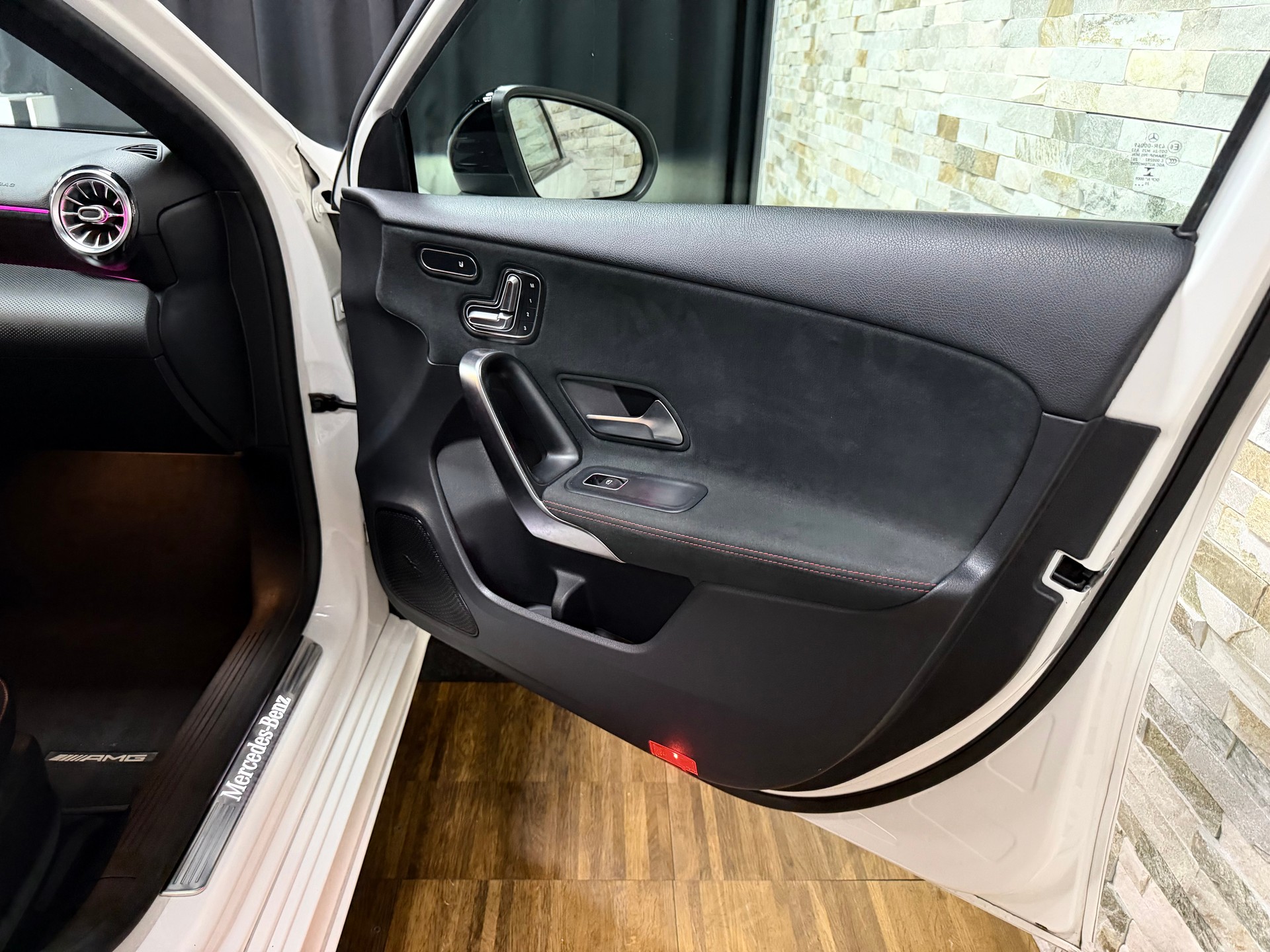 MERCEDES-BENZ A 220 AMG Line 7G-DCT 4Matic-image-24