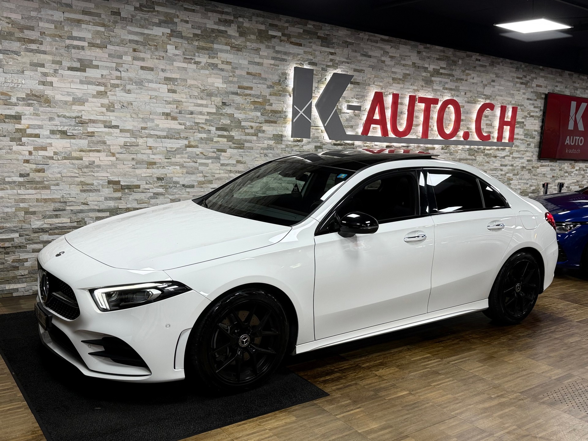 MERCEDES-BENZ A 220 AMG Line 7G-DCT 4Matic-showroom-element-1