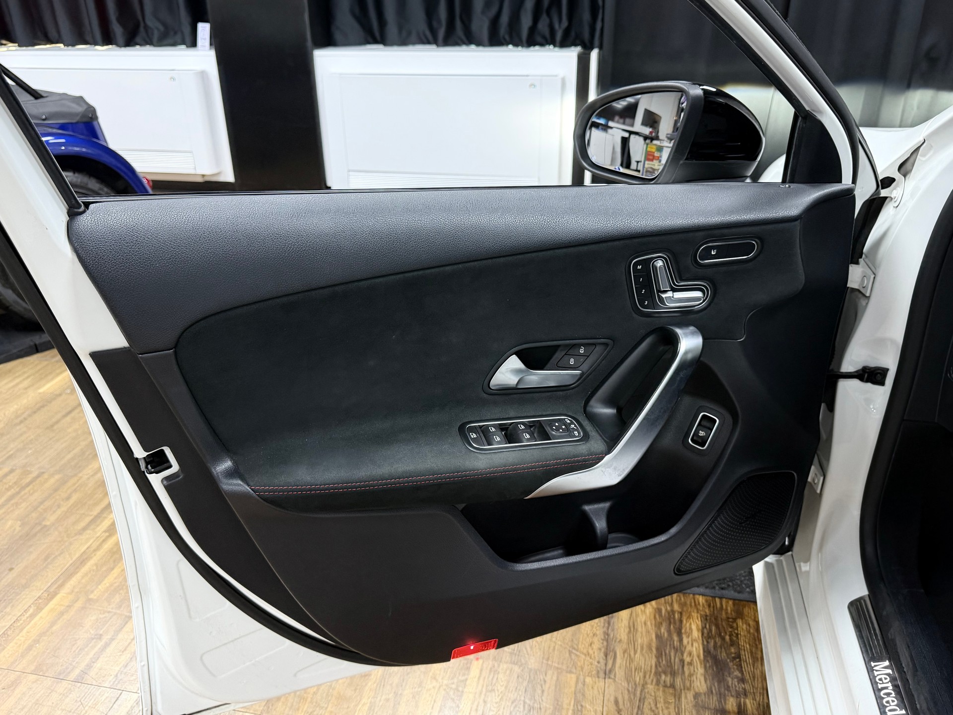 MERCEDES-BENZ A 220 AMG Line 7G-DCT 4Matic-image-9