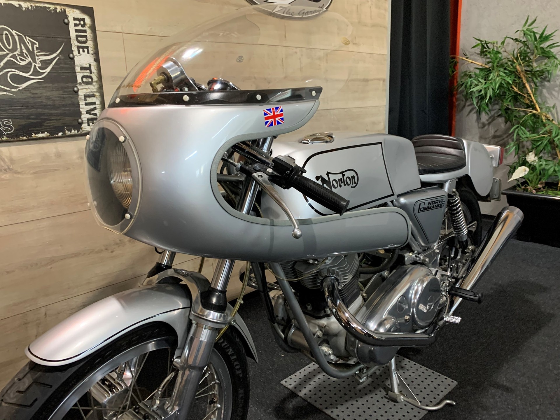 NORTON Commando 850 Dunstall Production-showroom-element-2
