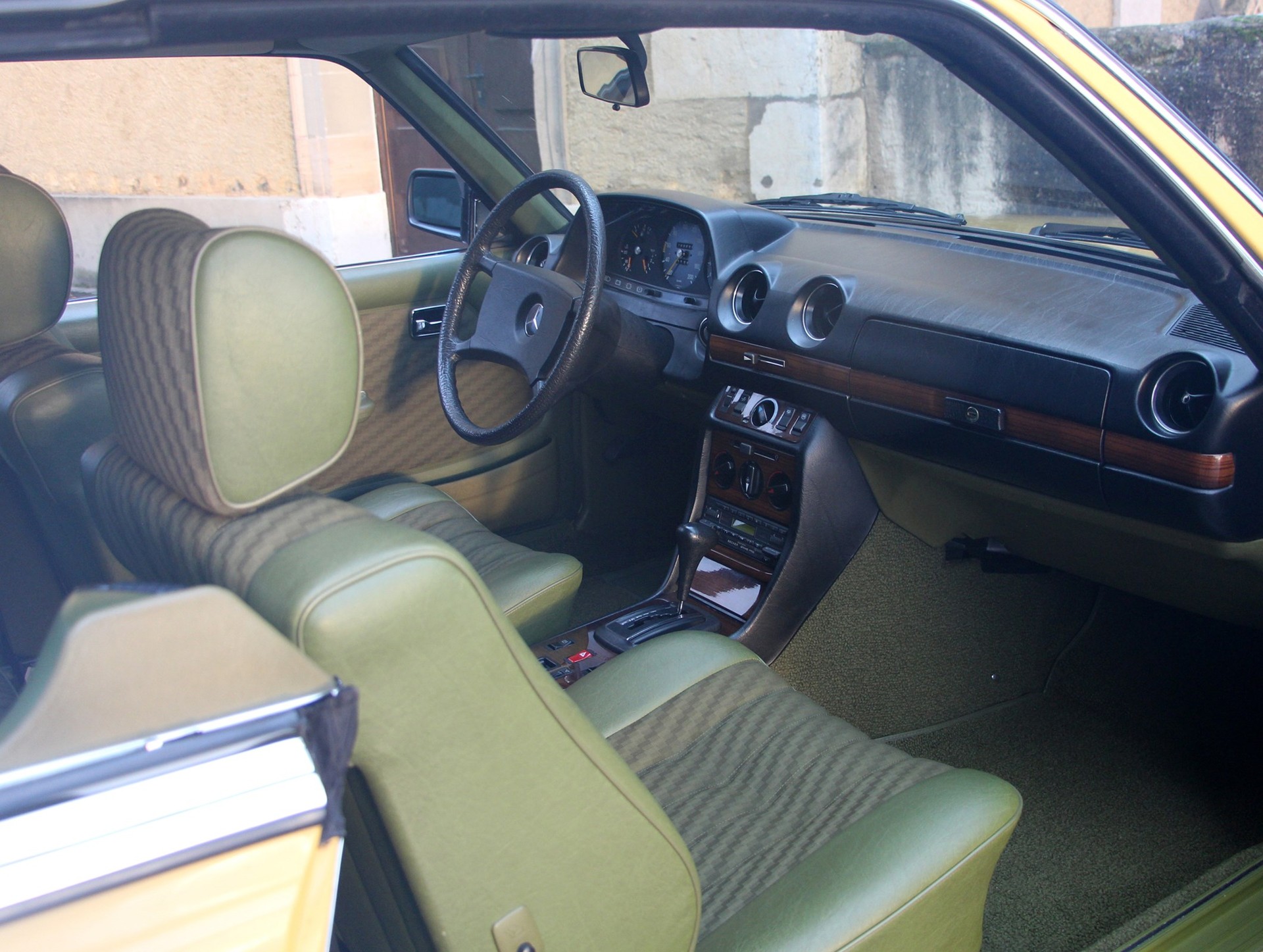 MERCEDES-BENZ 230 C-image-9