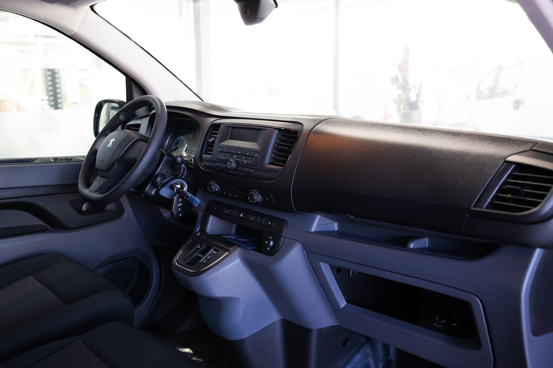 PEUGEOT E-Expert 75 KWh Standard-image-5
