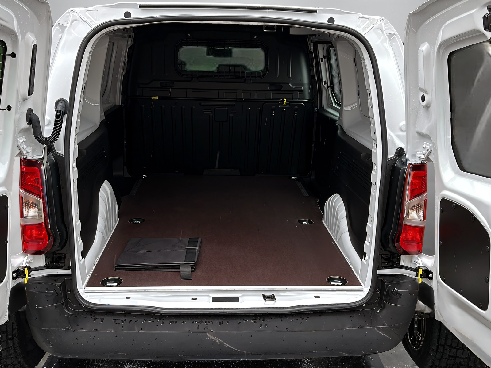 OPEL Combo-e Cargo 2.4 t XL Electric-image-7