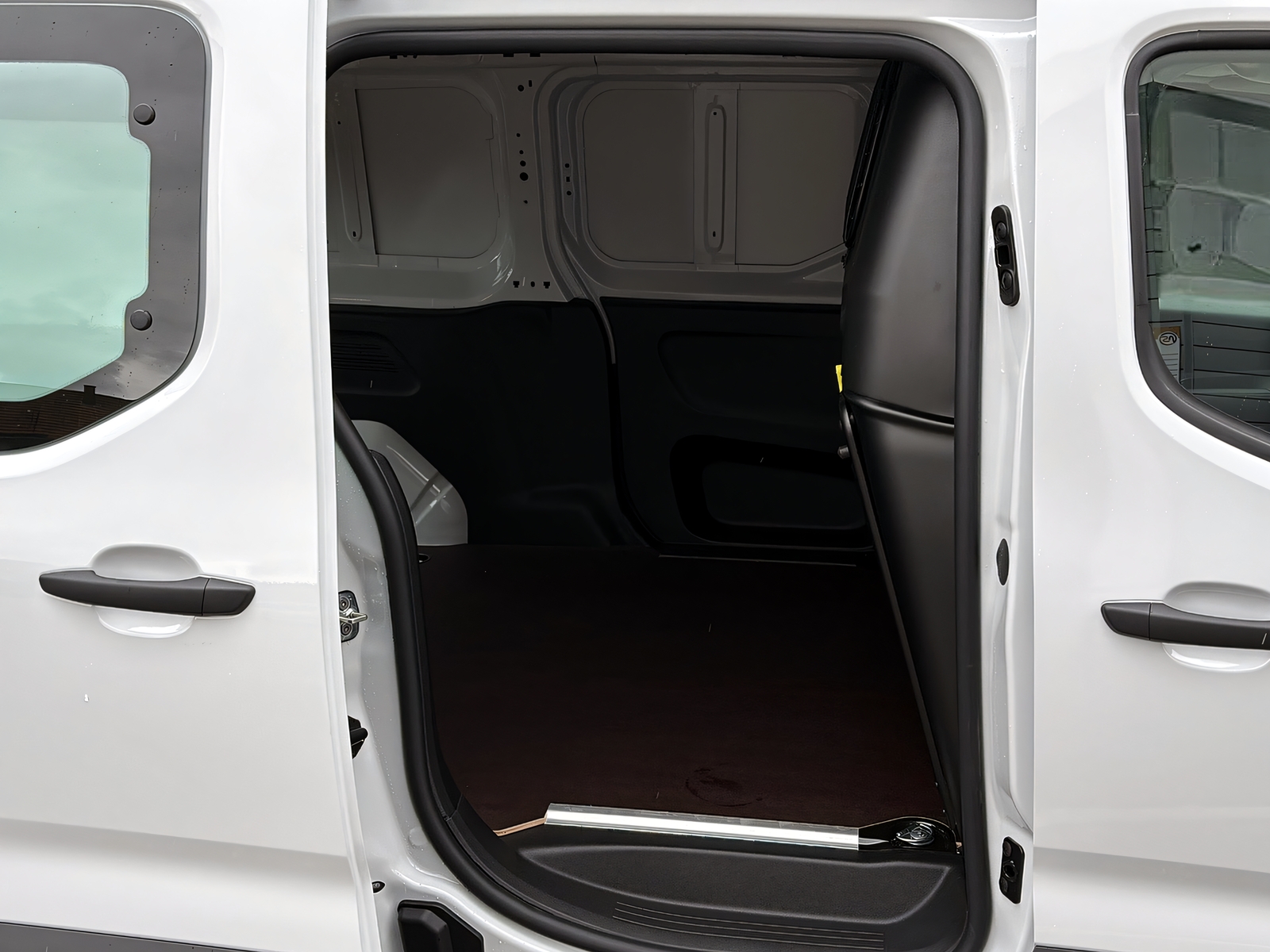 OPEL Combo-e Cargo 2.4 t XL Electric-showroom-element-3