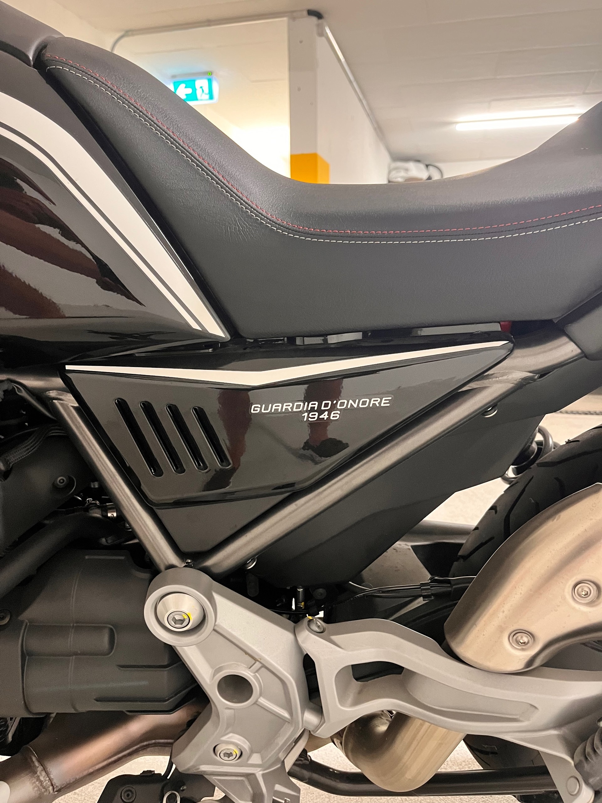 MOTO GUZZI V85 TT Guardia d'Onore-image-2