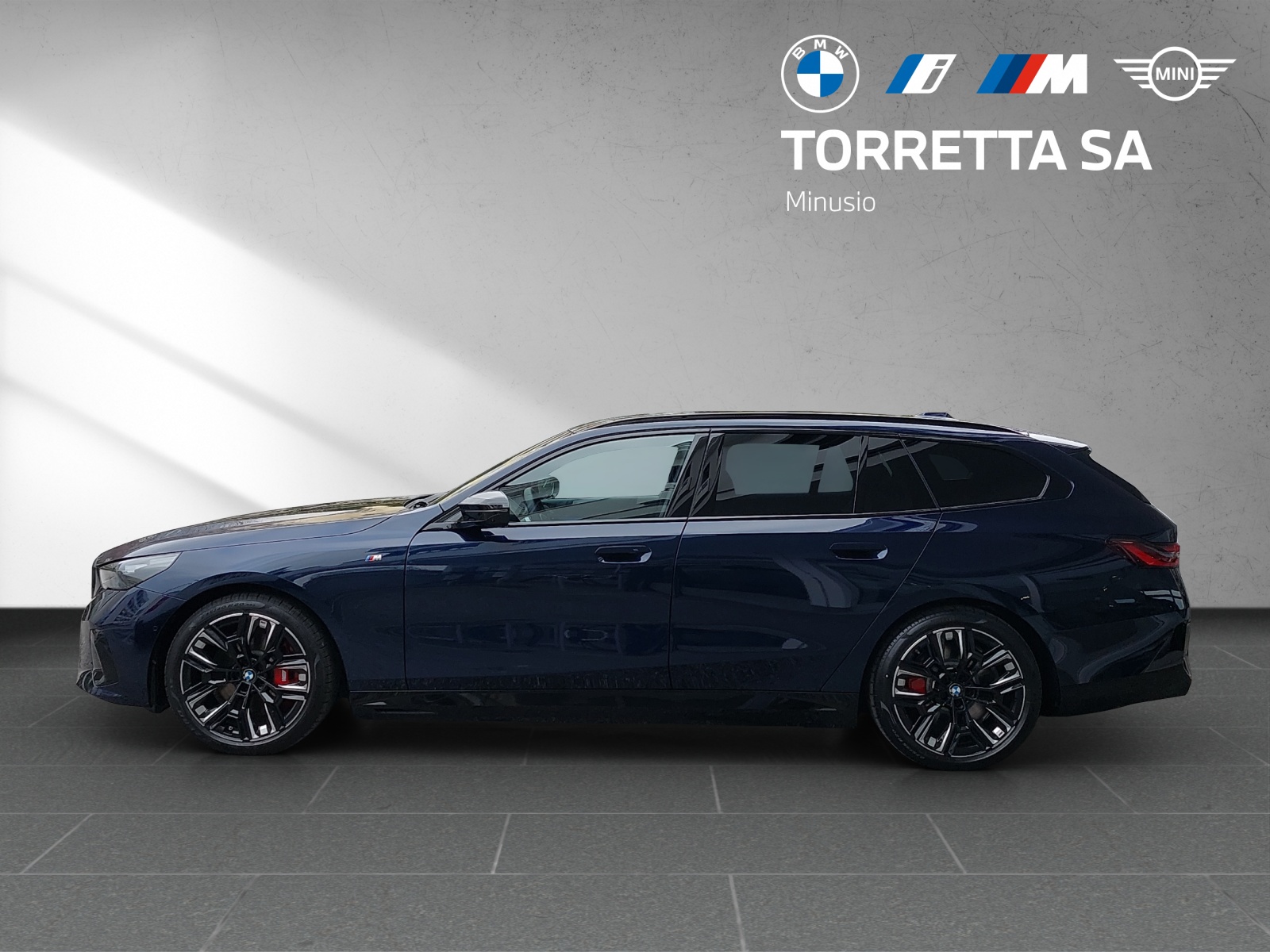BMW i5 M60 Touring M Sport Pro-showroom-element-1