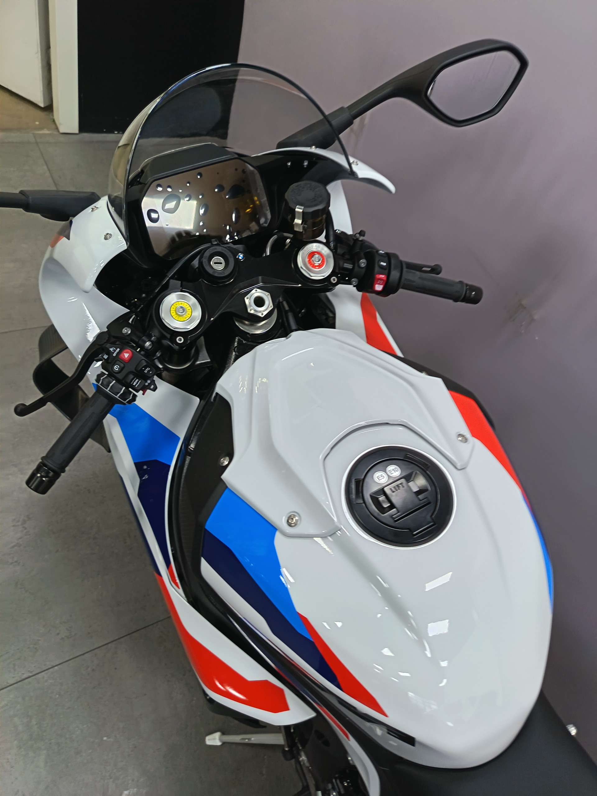BMW M 1000 RR *** Leasing 3.9% ***-image-4