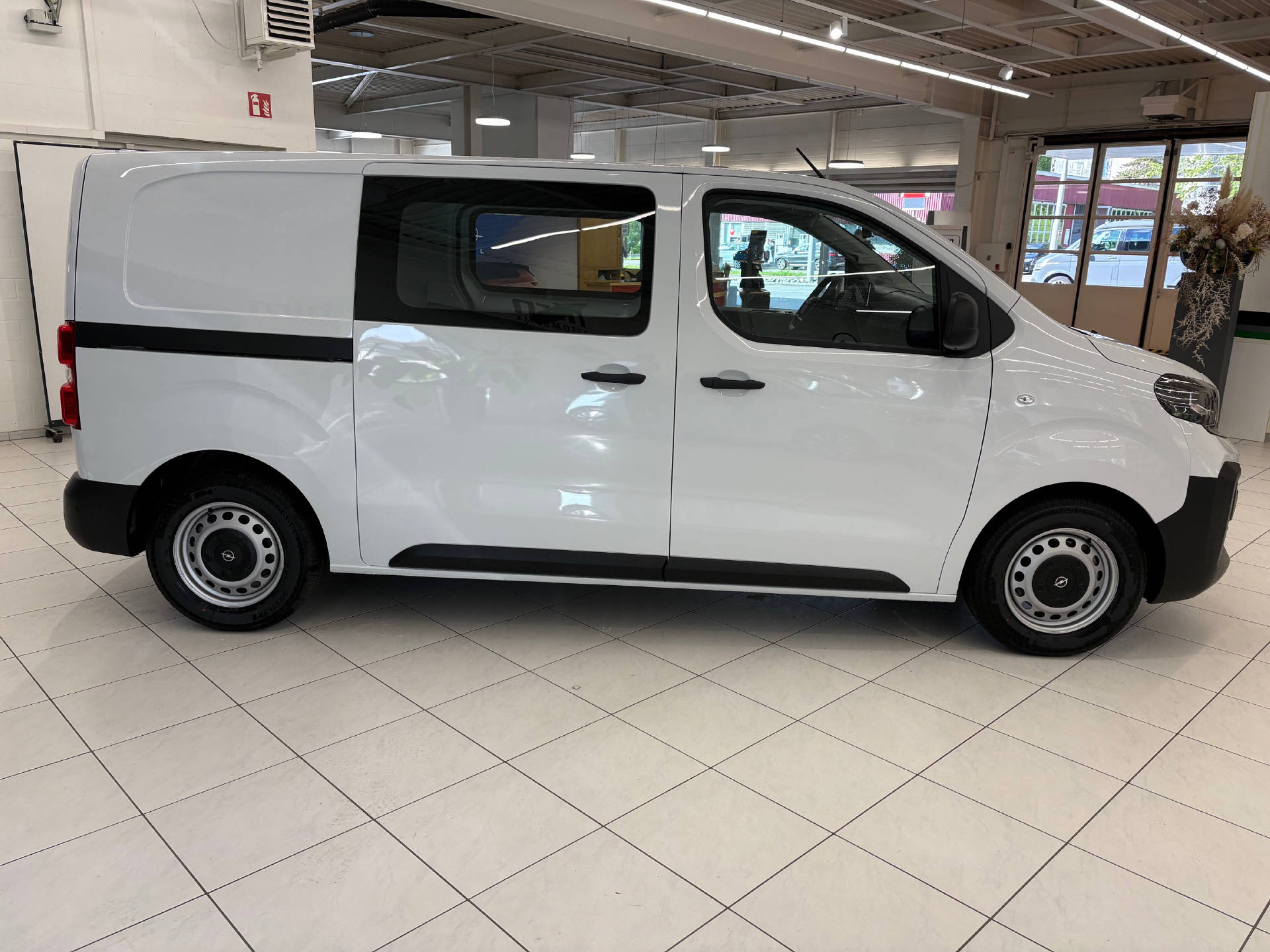 OPEL Vivaro-e Cargo 75kWh-image-3