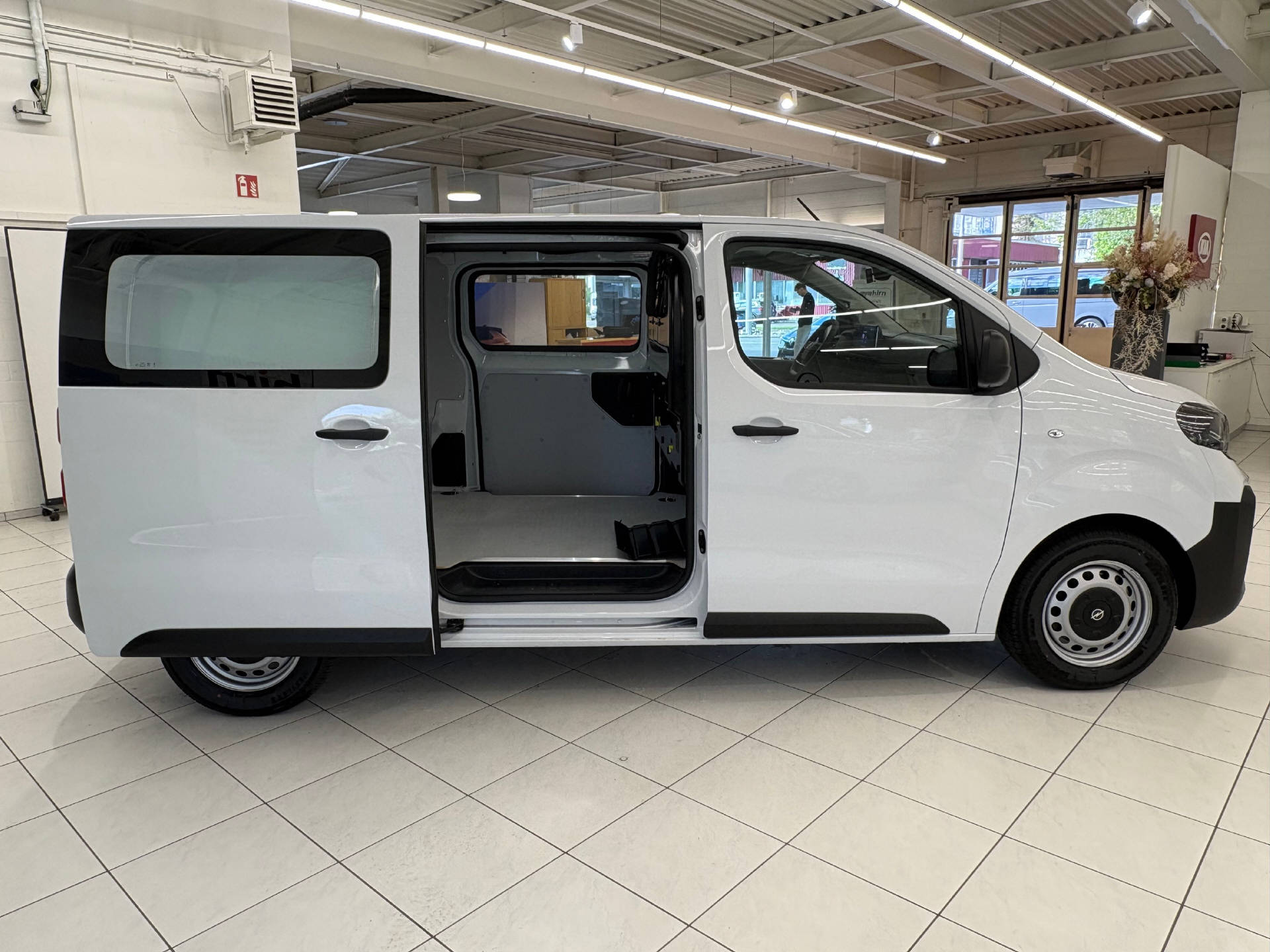 OPEL Vivaro-e Cargo 75kWh-image-4