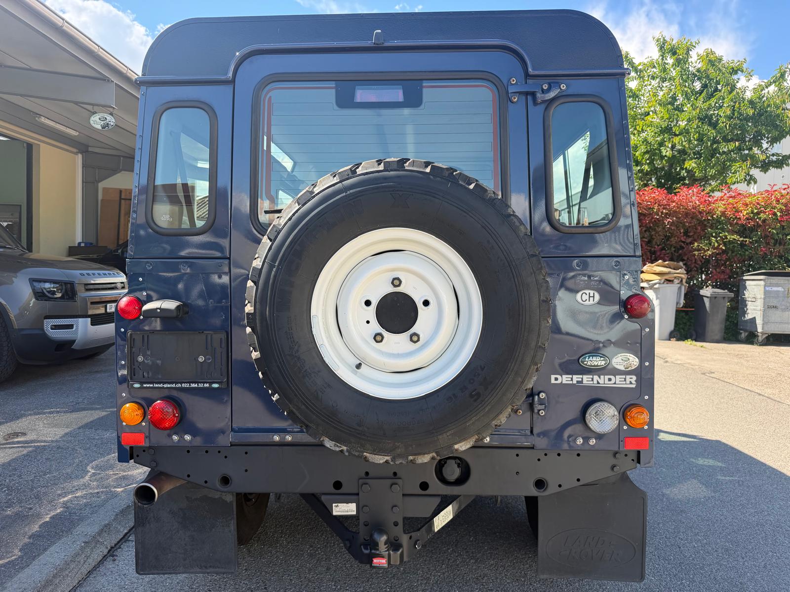 LAND ROVER Defender 110 2.4 Td4 Station Wagon-image-4