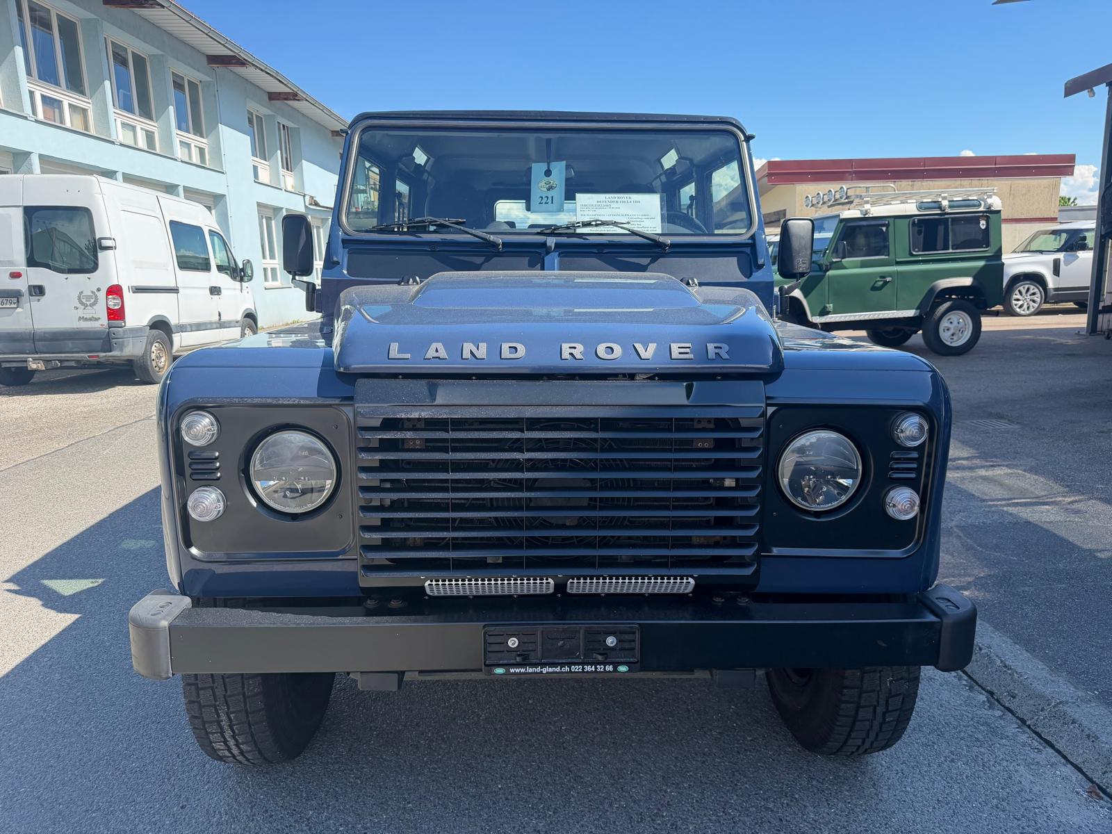 LAND ROVER Defender 110 2.4 Td4 Station Wagon-image-2