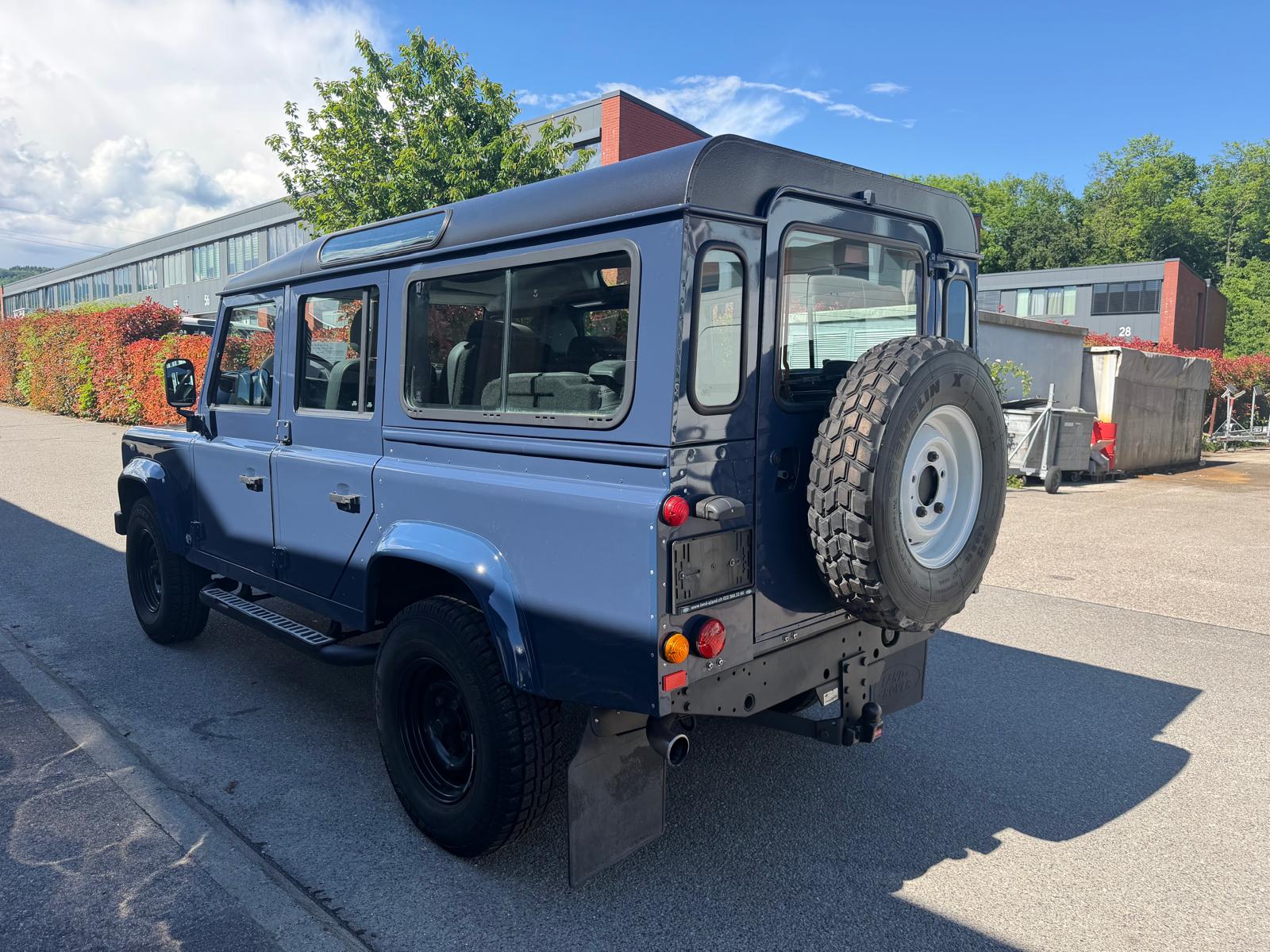 LAND ROVER Defender 110 2.4 Td4 Station Wagon-image-6