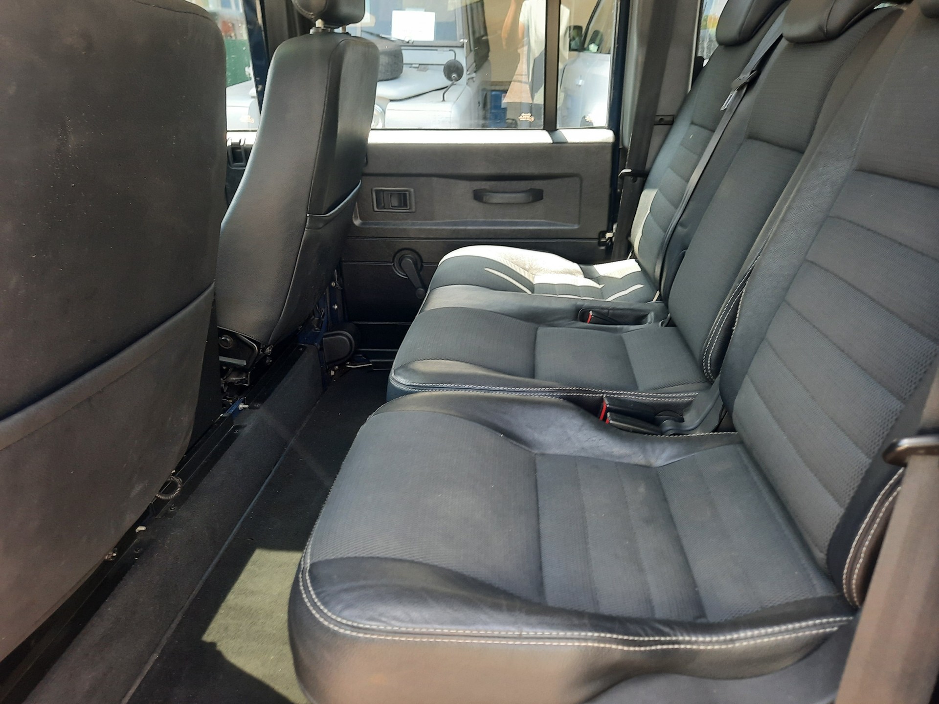 LAND ROVER Defender 110 2.4 Td4 Station Wagon-image-8