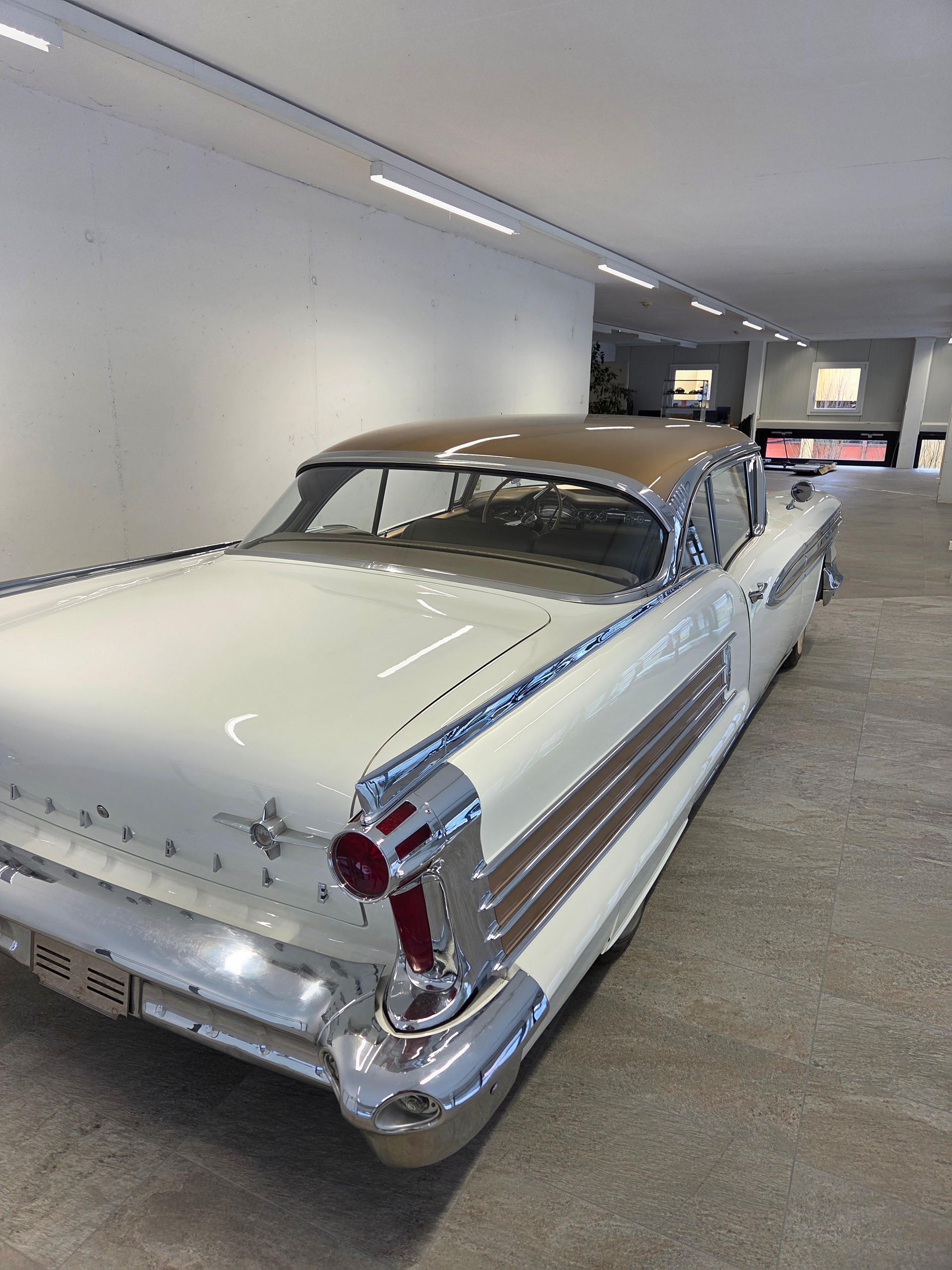 OLDSMOBILE Super 88 2 Door Coupe Veteran-showroom-element-2