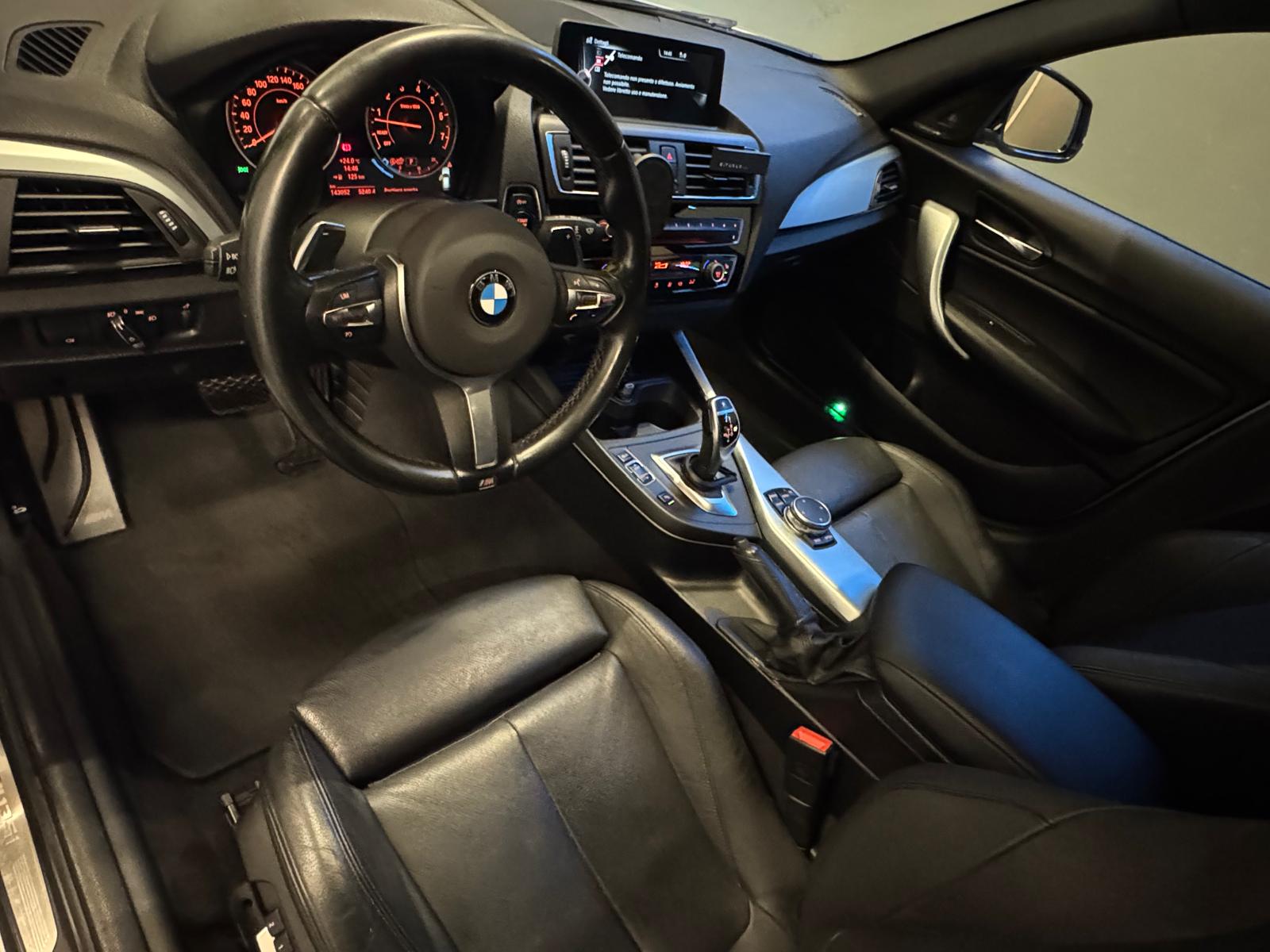 BMW M135i xDrive Steptronic-showroom-element-1