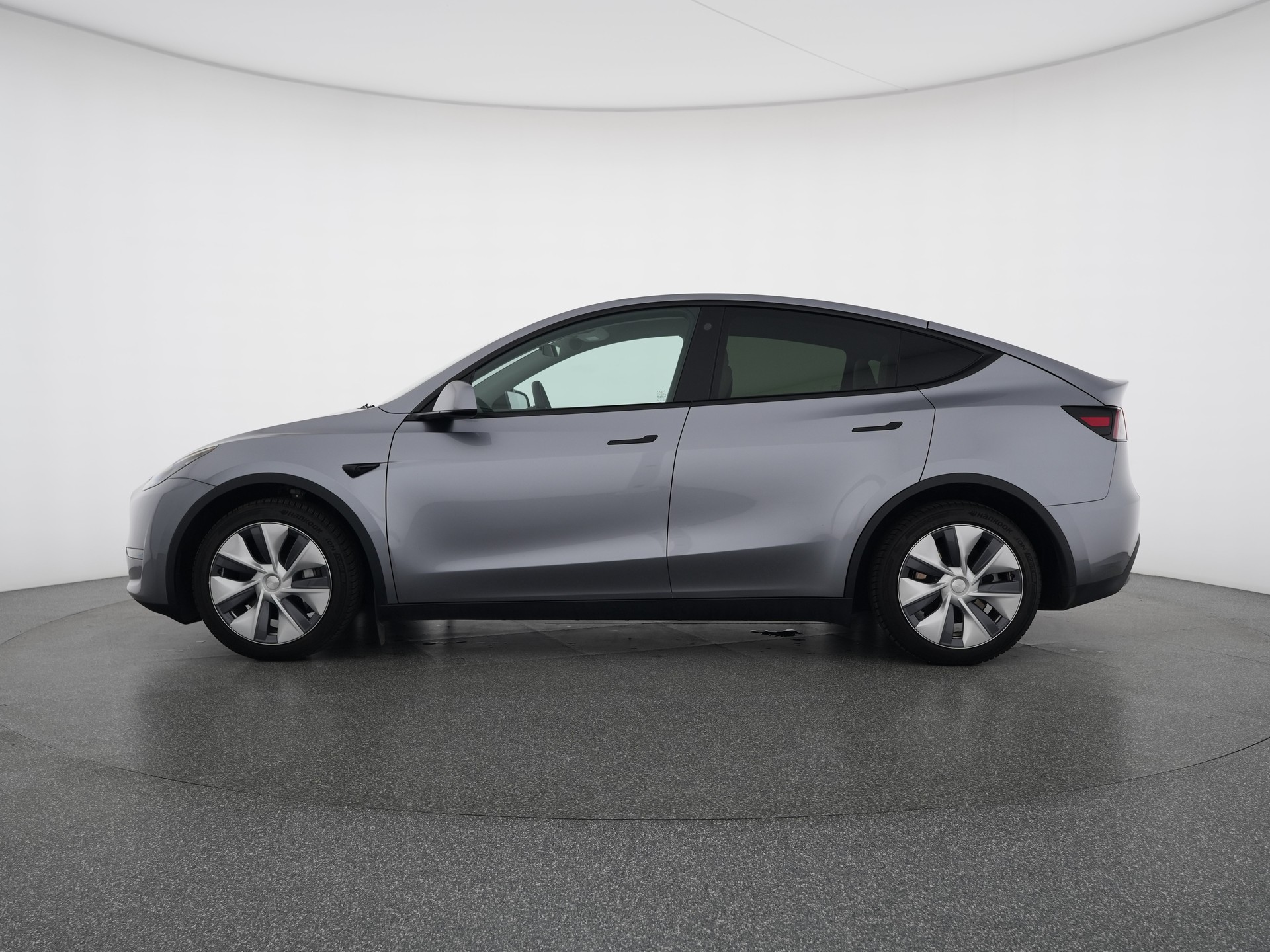 TESLA Model Y Long Range-showroom-element-1