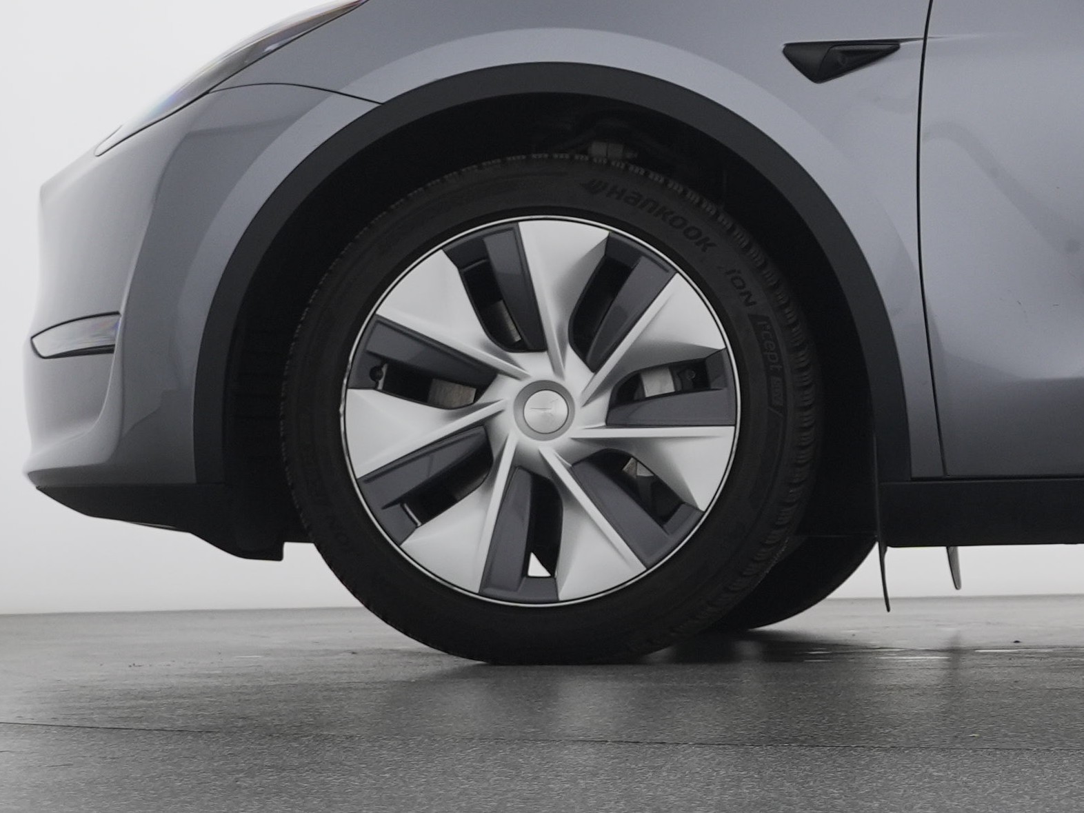 TESLA Model Y Long Range-showroom-element-2