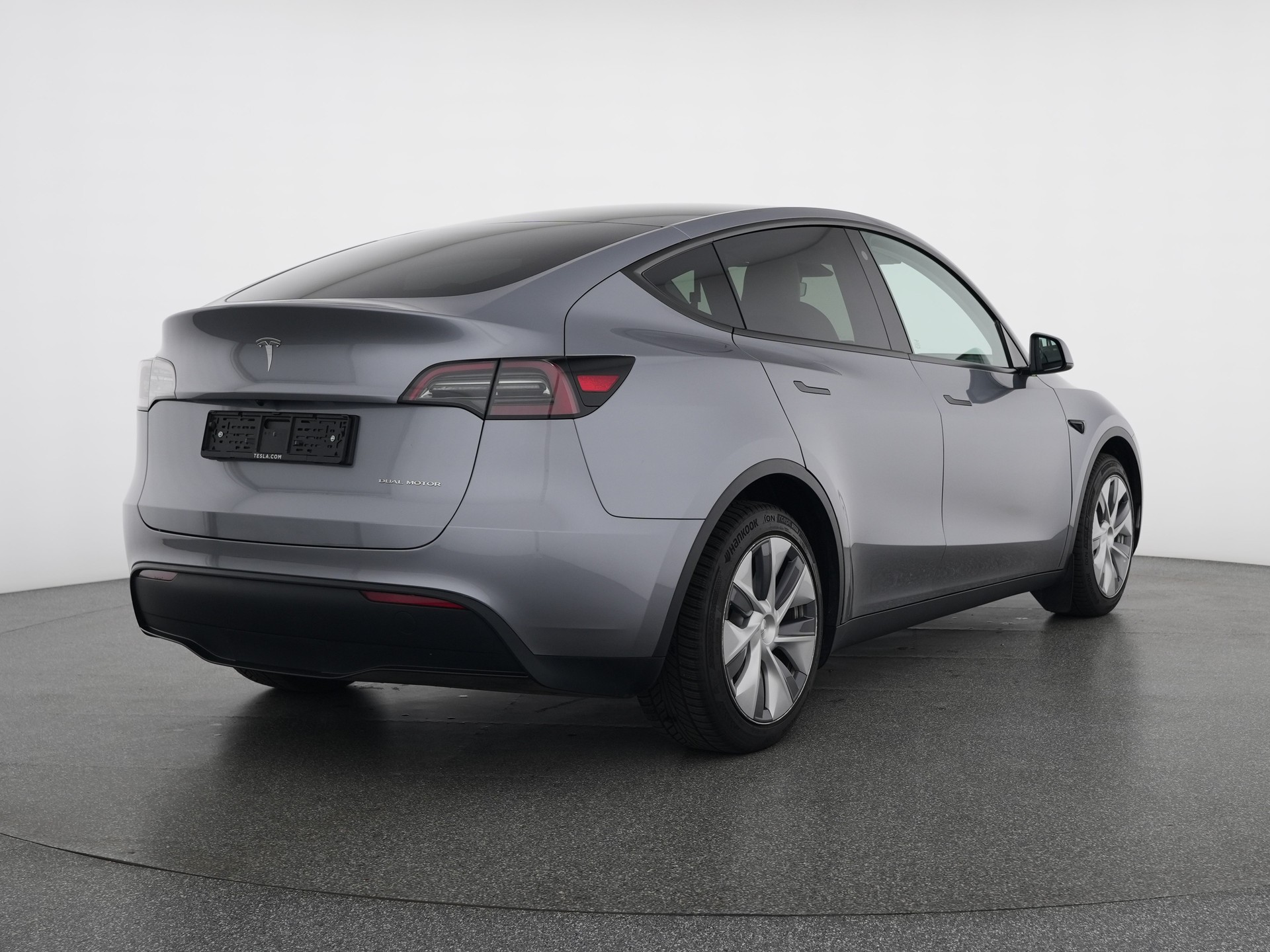 TESLA Model Y Long Range-showroom-element-3