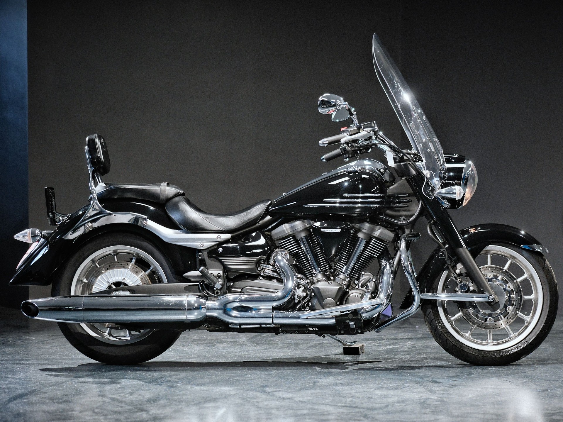 YAMAHA XV 1900 Midnight Star-image-1