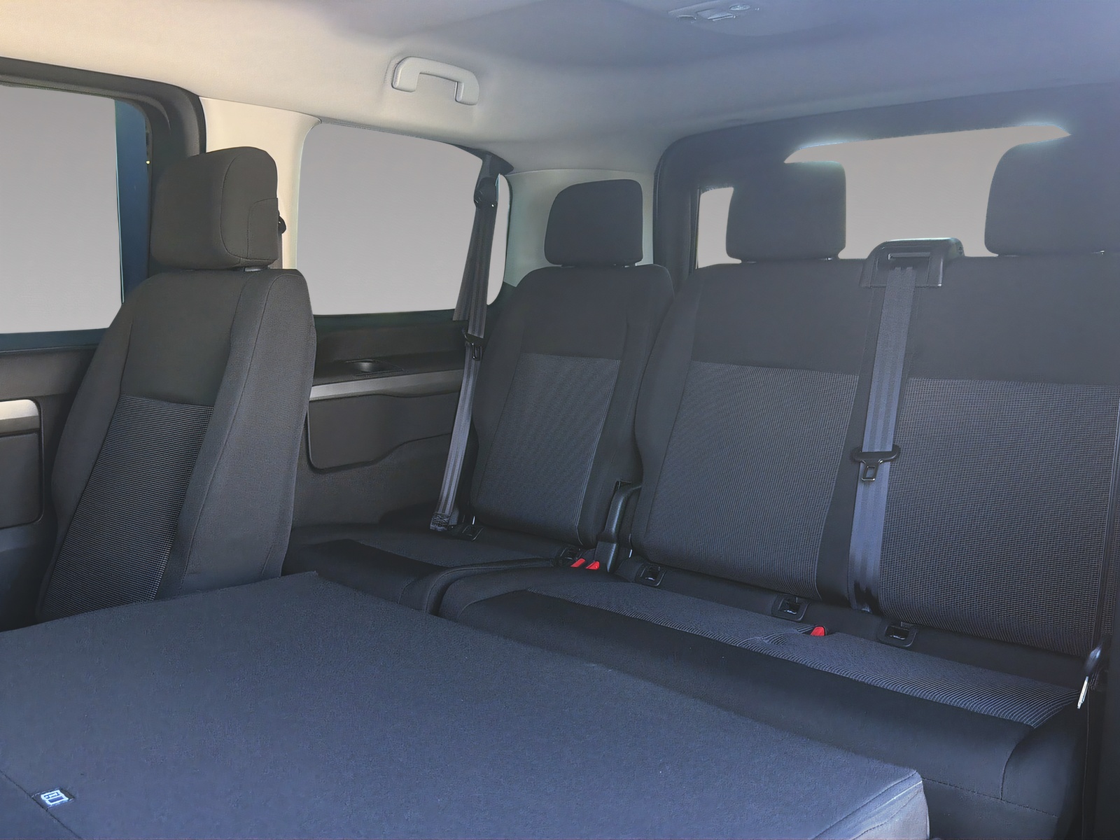 PEUGEOT Traveller Standard 2.2 BlueHDi 180 Family Edition S/S-image-18