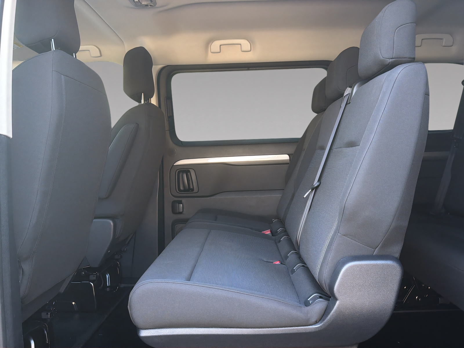 PEUGEOT Traveller Standard 2.2 BlueHDi 180 Family Edition S/S-image-16