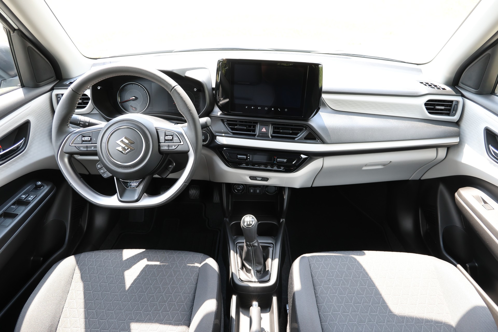 SUZUKI Swift 1.2i Sakura Hybrid 4x4-showroom-element-3