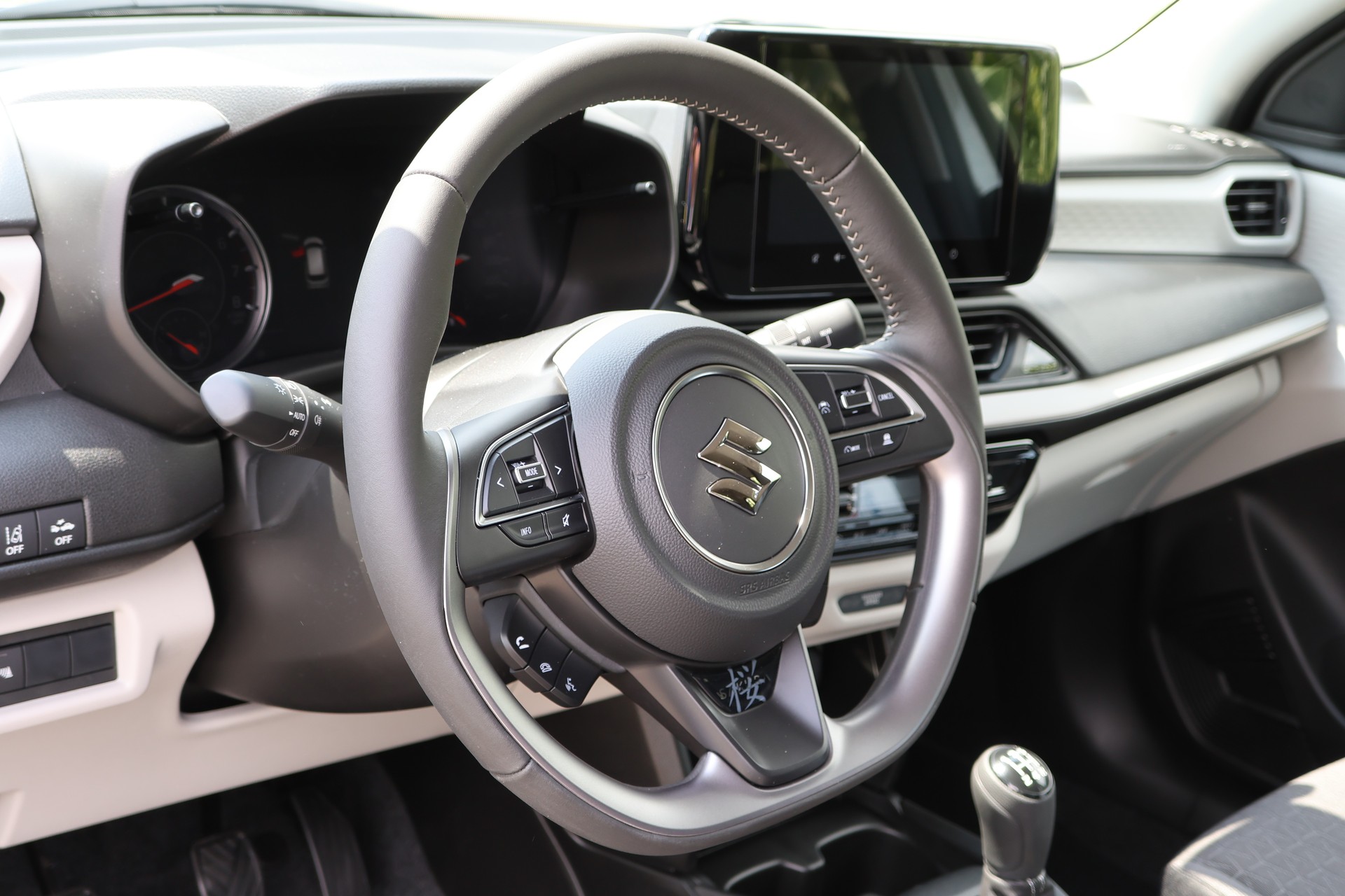 SUZUKI Swift 1.2i Sakura Hybrid 4x4-image-4