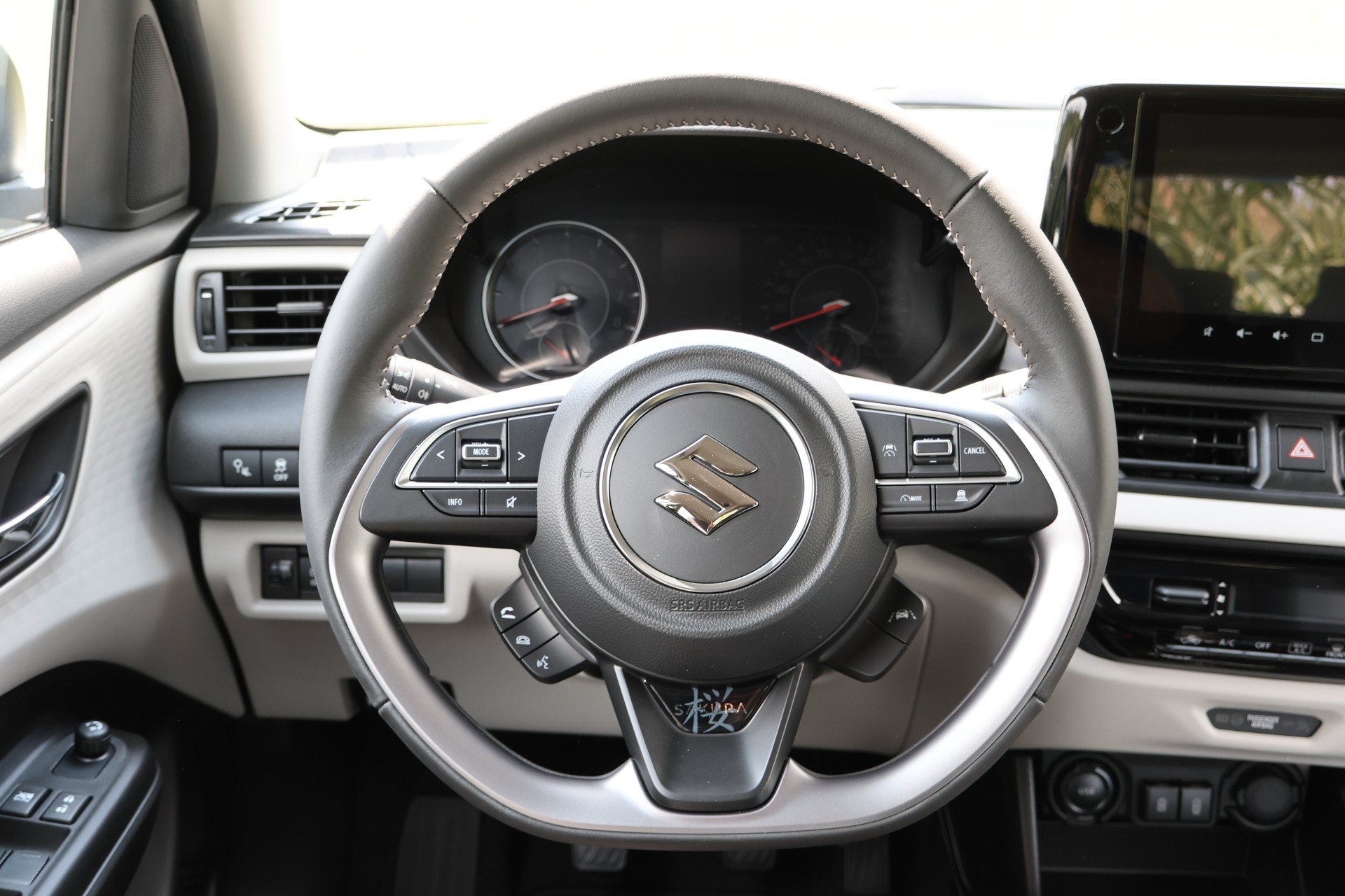 SUZUKI Swift 1.2i Sakura Hybrid 4x4-image-5