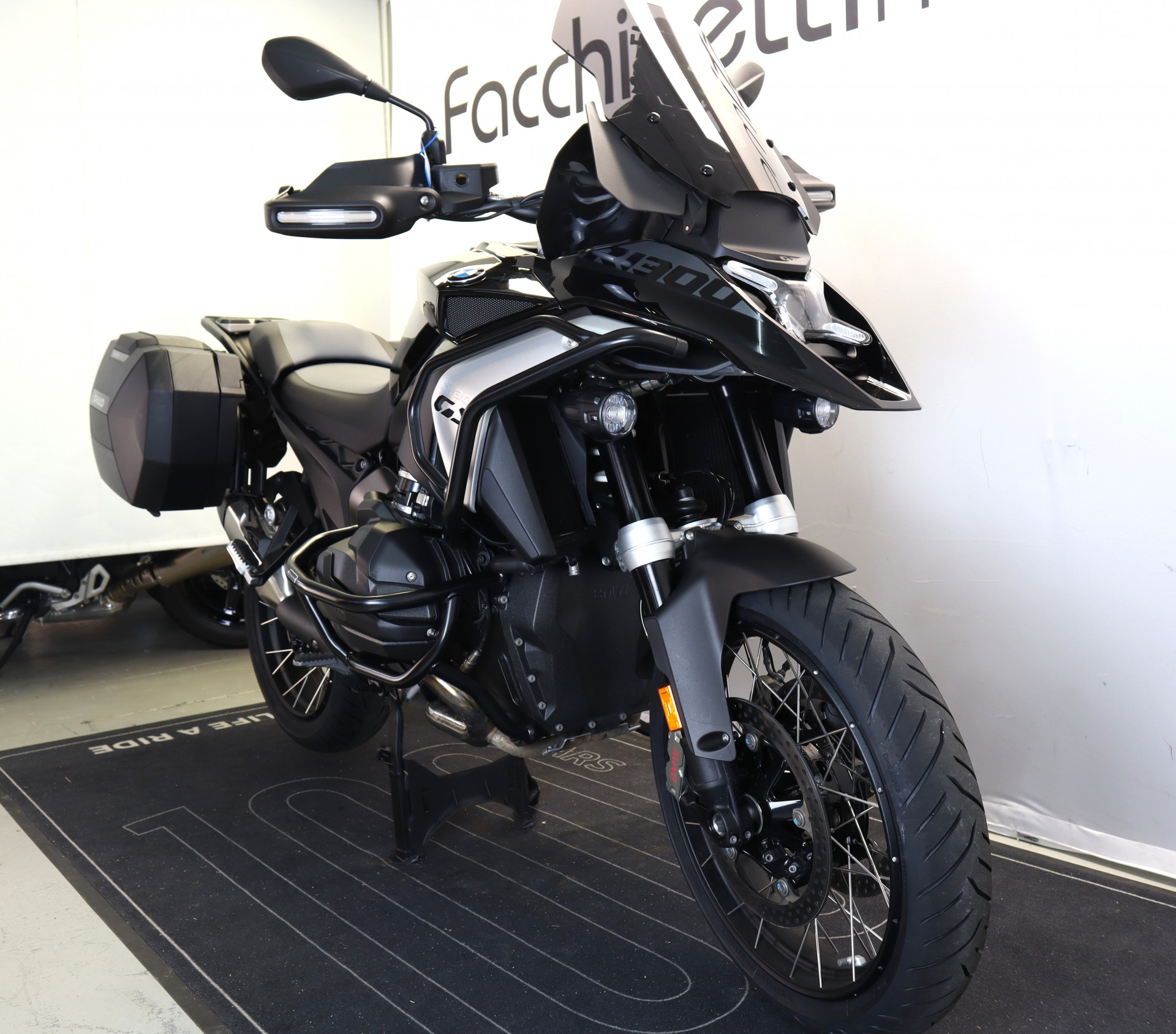 BMW R 1300 GS Triple Black-image-3
